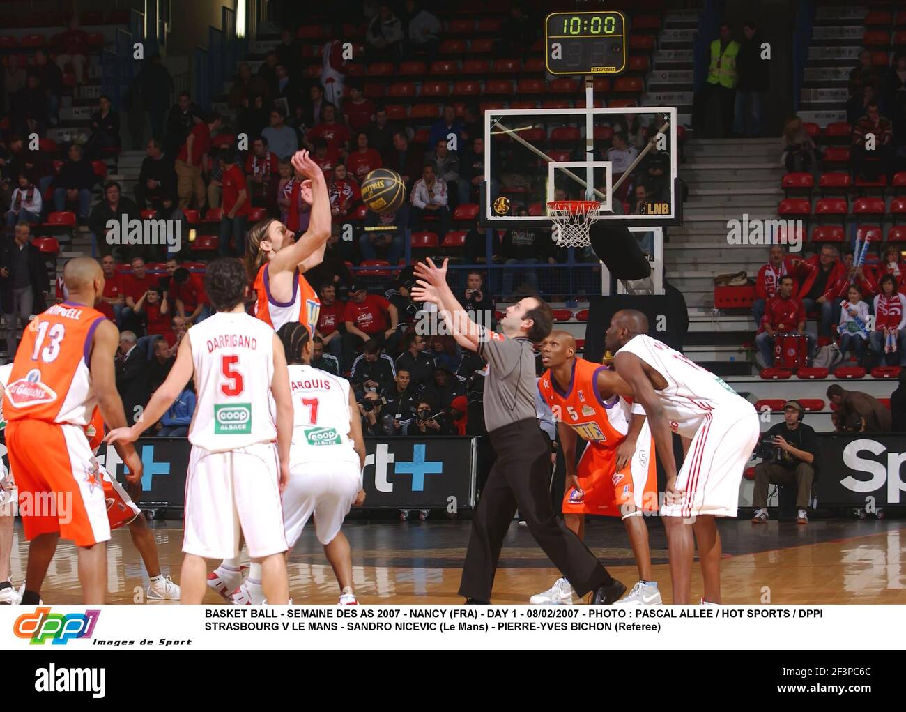 BASKET BALL - SEMAINE DES AS 2007 - NANCY (FRA) - DAY 1 - 08/02/2007 - PHOTO : PASCAL ALLEE / HOT SPORTS / DPPI STRASBOURG V LE MANS - SANDRO NICEC (LE MANS) - PIERRE-YVES BICHON (REFEREE) Foto Stock