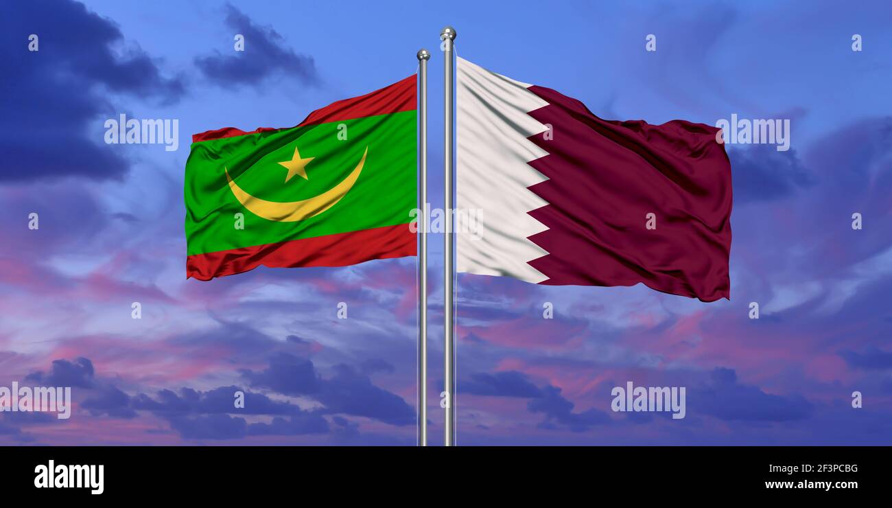 Il Qatar e la Mauritania bandiera sventolare nel vento contro bianco torbido cielo blu insieme. Concetto di Diplomazia e relazioni internazionali. Foto Stock