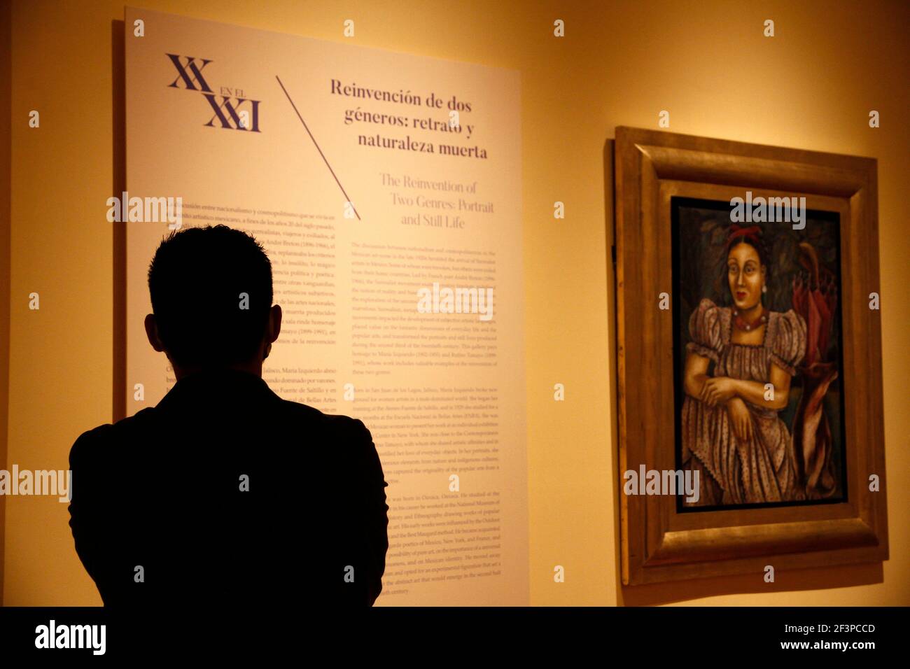 Non esclusivo: CITTÀ DEL MESSICO, MESSICO - MARZO 16: Una persona guarda una vernice durante un tour all'interno del Museo Munal, tra l'allarme arancione di Covid-19, mentre h Foto Stock