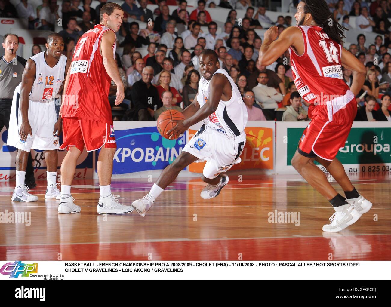 BASKETBALL - FRENCH CHAMPIONSHIP PRO A 2008/2009 - CHOLET (FRA) - 11/10/2008 - PHOTO : PASCAL ALLEE / HOT SPORTS / DPPI CHOLET V GRAVELINES - LOIC AKONO / GRAVELINES Foto Stock