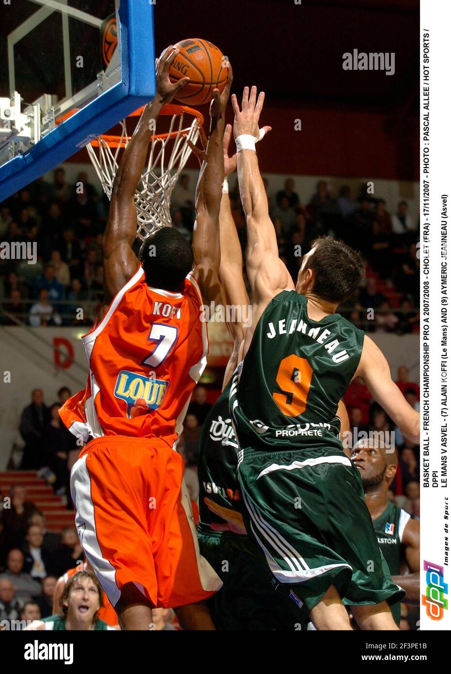 BASKET BALL - CAMPIONATO FRANCESE PRO A 2007/2008 - CHOLET (FRA) - 17/11/2007 - PHOTO : PASCAL ALLEE / HOT SPORTS / DPPI LE MANS V ASVEL - (7) ALAIN KOFFI (LE MANS) E (9) AYMERIC JEANNEAU (ASVEL) Foto Stock