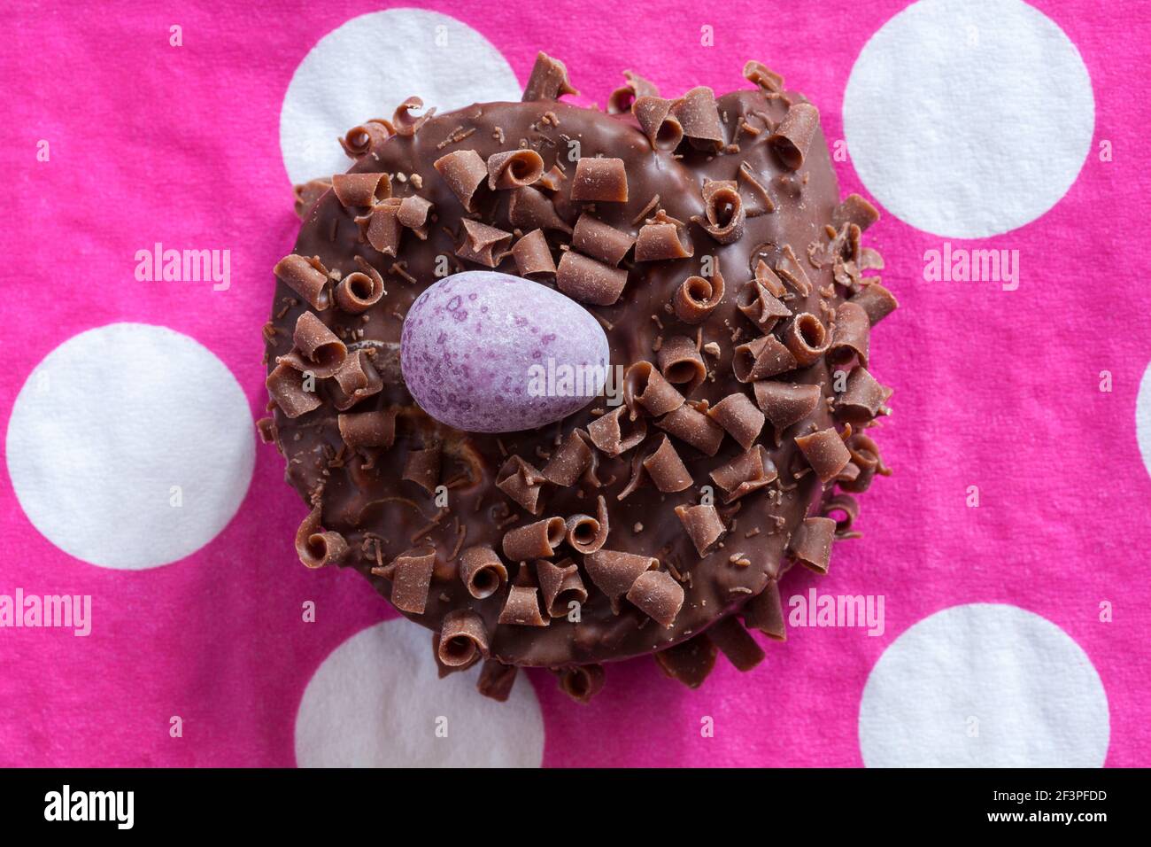 Cadbury Mini uova Nest Cake Set su pallina rosa polka tovagliolo serviette Foto Stock