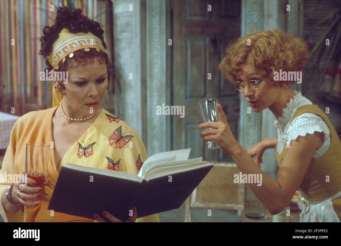 L'RSC ha lanciato in azione durante la produzione della RETE TELEVISIVA ATV dell'adattamento musicale per la televisione di Trevor Nunn, COMMEDIA DI ERRORI di William Shakespeare al Royal Shakespeare Theatre, Stratford Upon Avon. Cast incluso : Judi Dench, Francesca Annis, Michael Williams,- Mike Gwilym , Roger Reed, Nickolas Grace, Griffith Jones, Barbara Shelley, Robin Ellis. L'esibizione è stata trasmessa a livello nazionale il 18 aprile 1978 dal teatro. Foto Stock
