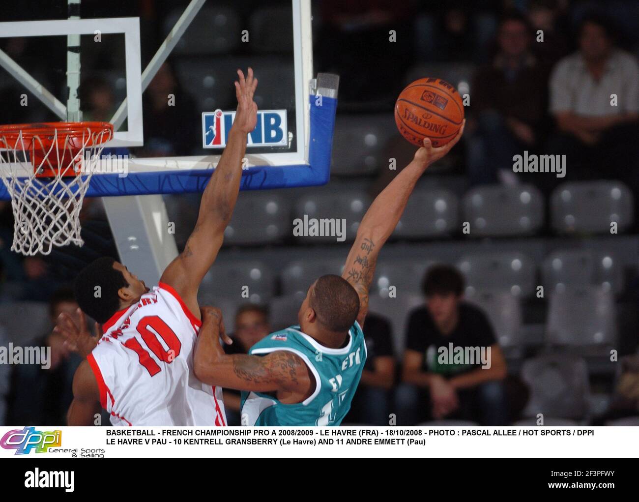 BASKETBALL - CAMPIONATO FRANCESE PRO A 2008/2009 - LE HAVRE (FRA) - 18/10/2008 - PHOTO : PASCAL ALLEE / HOT SPORTS / DPPI LE HAVRE V PAU - 10 KENTRELL GRANSBERRY (LE HAVRE) E 11 ANDRE EMMETT (PAU) Foto Stock