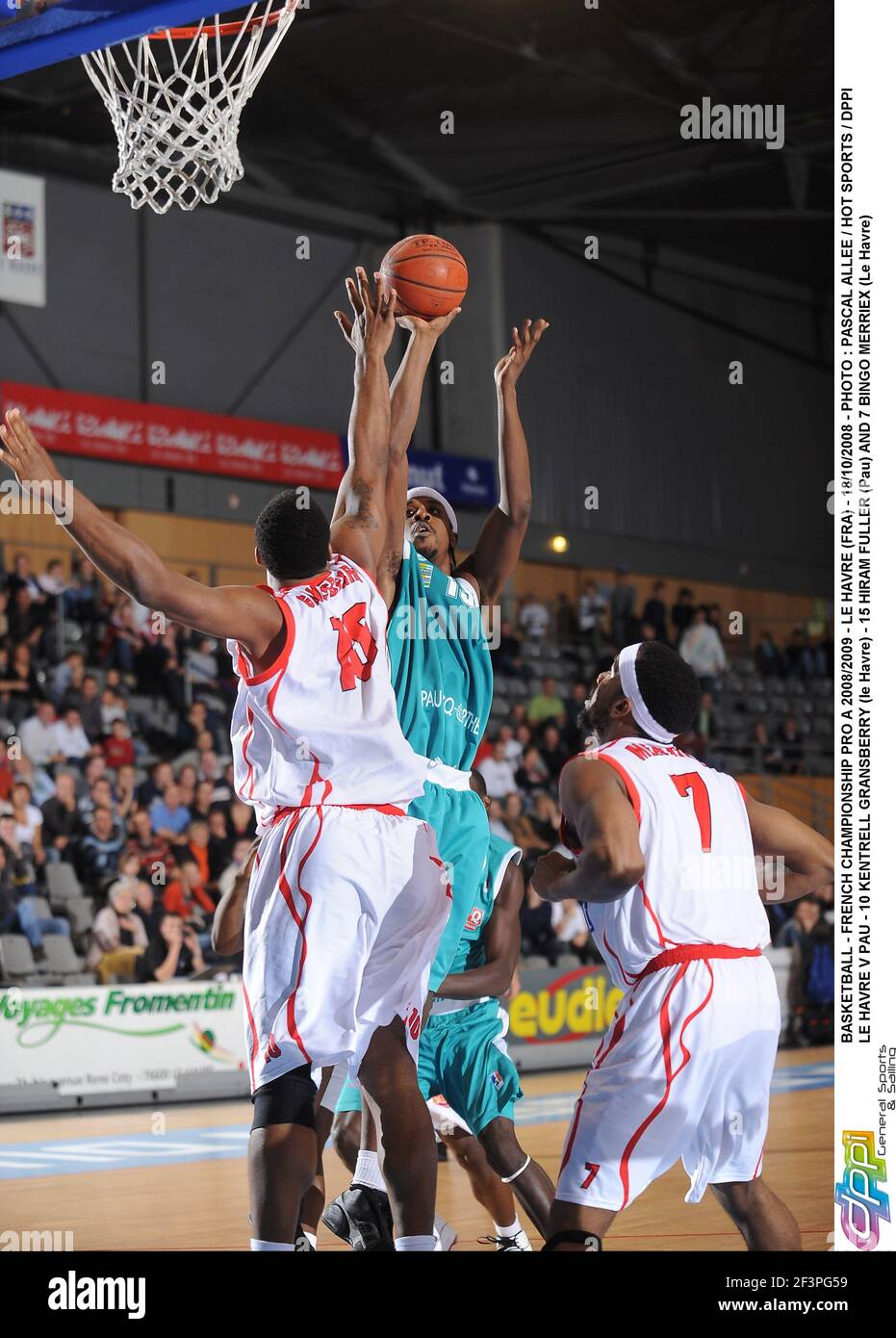 BASKETBALL - CAMPIONATO FRANCESE PRO A 2008/2009 - LE HAVRE (FRA) - 18/10/2008 - PHOTO : PASCAL ALLEE / HOT SPORTS / DPPI LE HAVRE V PAU - 10 KENTRELL GRANSBERRY (LE HAVRE) - 15 HIRAM FULLER (PAU) E 7 BINGO MERRIEX (LE HAVRE) Foto Stock