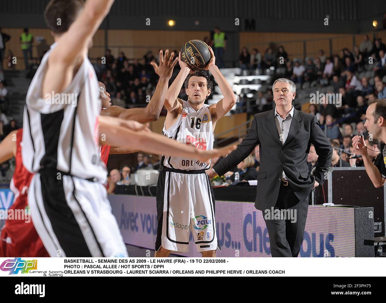 BASKETBALL - SEMAINE DES AS 2009 - LE HAVRE (FRA) - 19 TO 22/02/2008 - PHOTO : PASCAL ALLEE / HOT SPORTS / DPPI ORLEANS V STRASBOURG - LAURENT SCIARRA / ORLEANS E PHILIPPE HERVE / ORLEANS PULLMAN Foto Stock