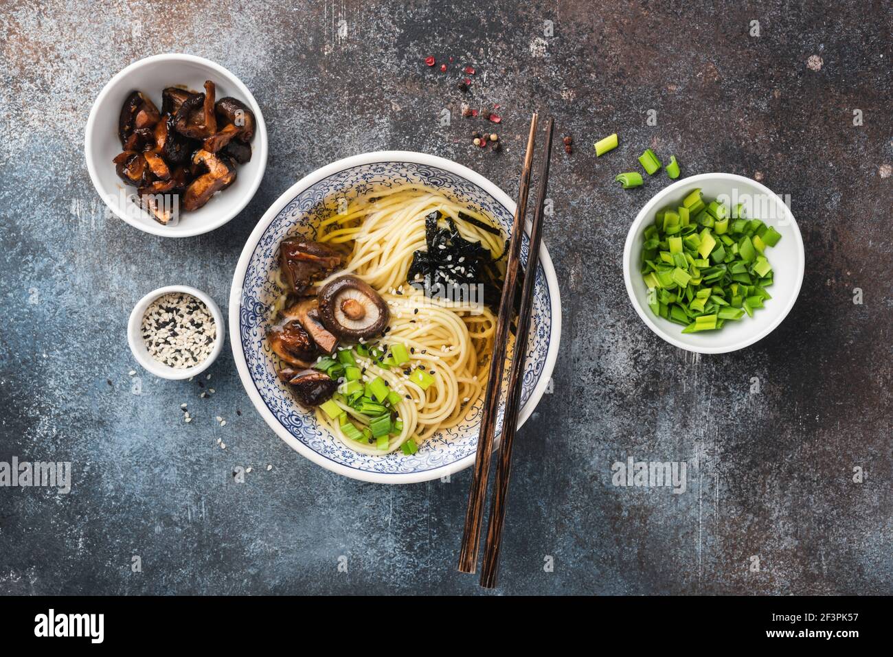 Ramen con funghi shiitake e cipolle verdi. Vista dall'alto. Cibo asiatico Foto Stock