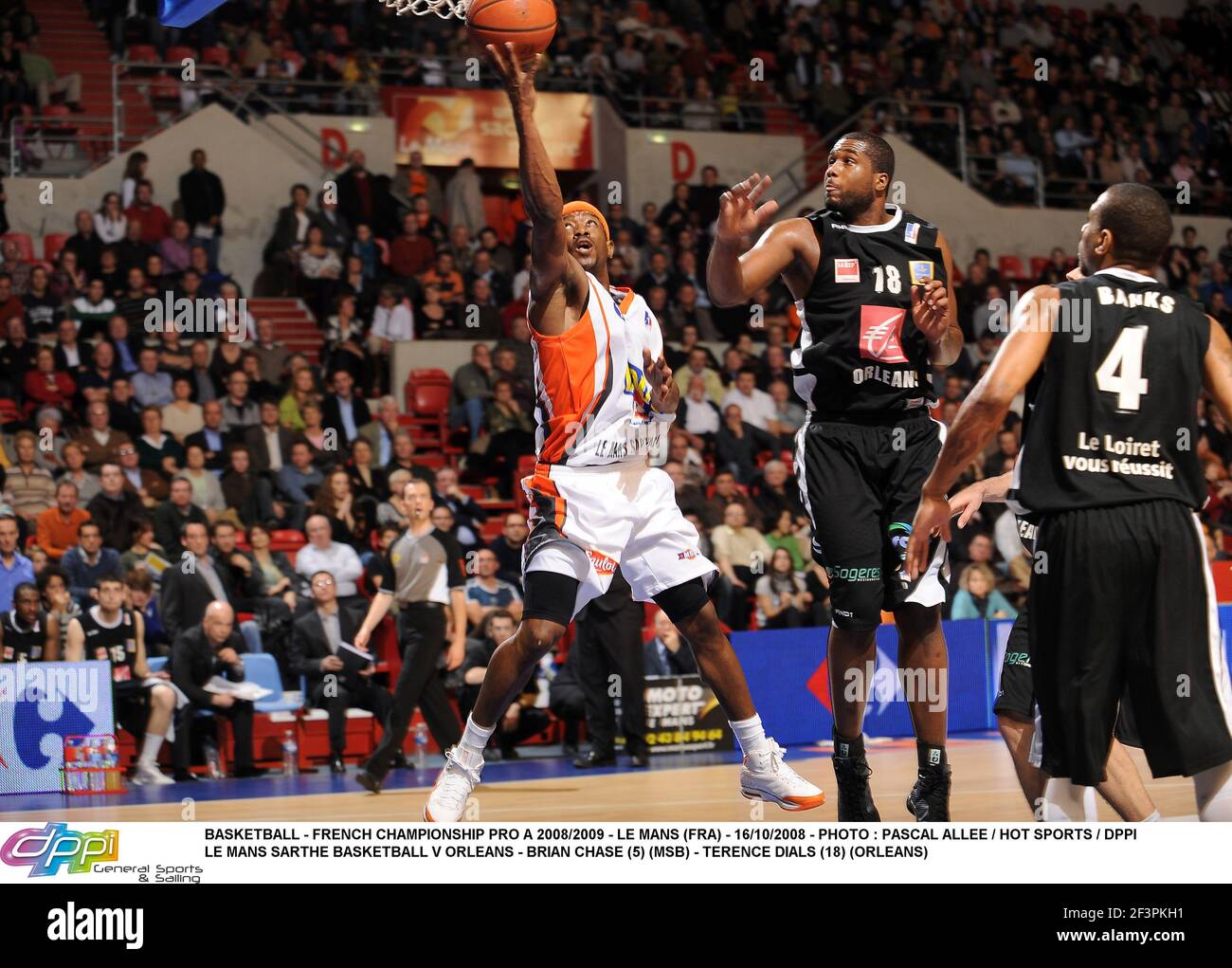 BASKETBALL - FRENCH CHAMPIONSHIP PRO A 2008/2009 - LE MANS (FRA) - 16/10/2008 - PHOTO : PASCAL ALLEE / HOT SPORTS / DPPI LE MANS SARTHE BASKETBALL V ORLEANS - BRIAN CHASE (5) (MSB) - TERENCE DIALS (18) (ORLEANS) Foto Stock