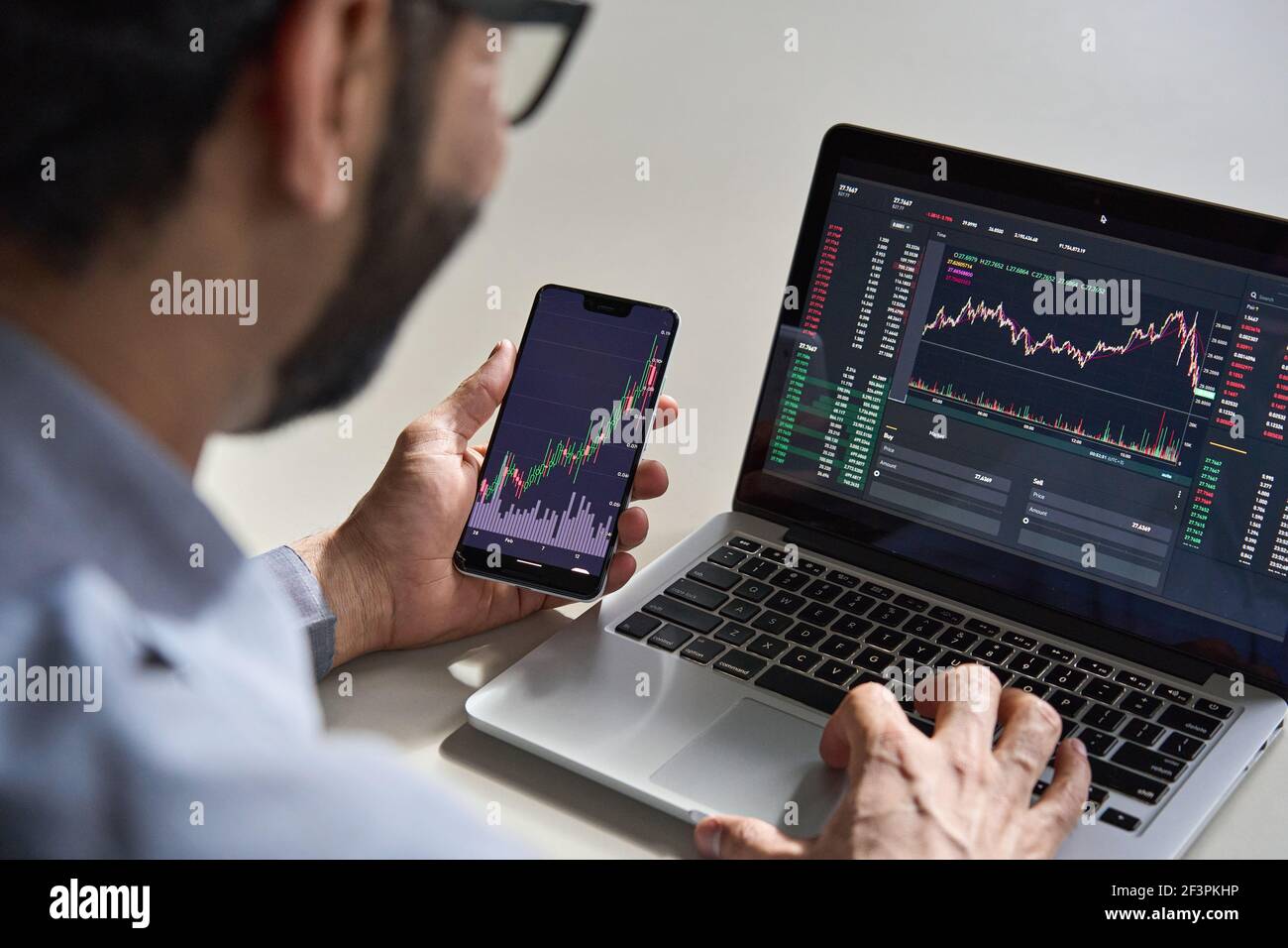 Business uomo trader investitore analista controllo dei dati di trading. Foto Stock