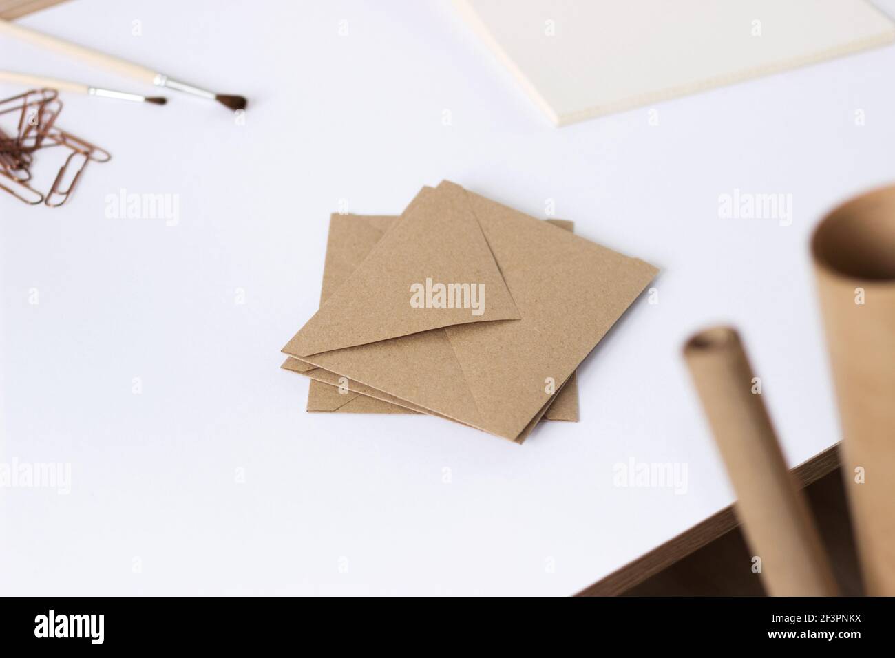 Design minimal Flatlay con cancelleria su sfondo bianco. Creative Art Design Mockup. Foto Stock