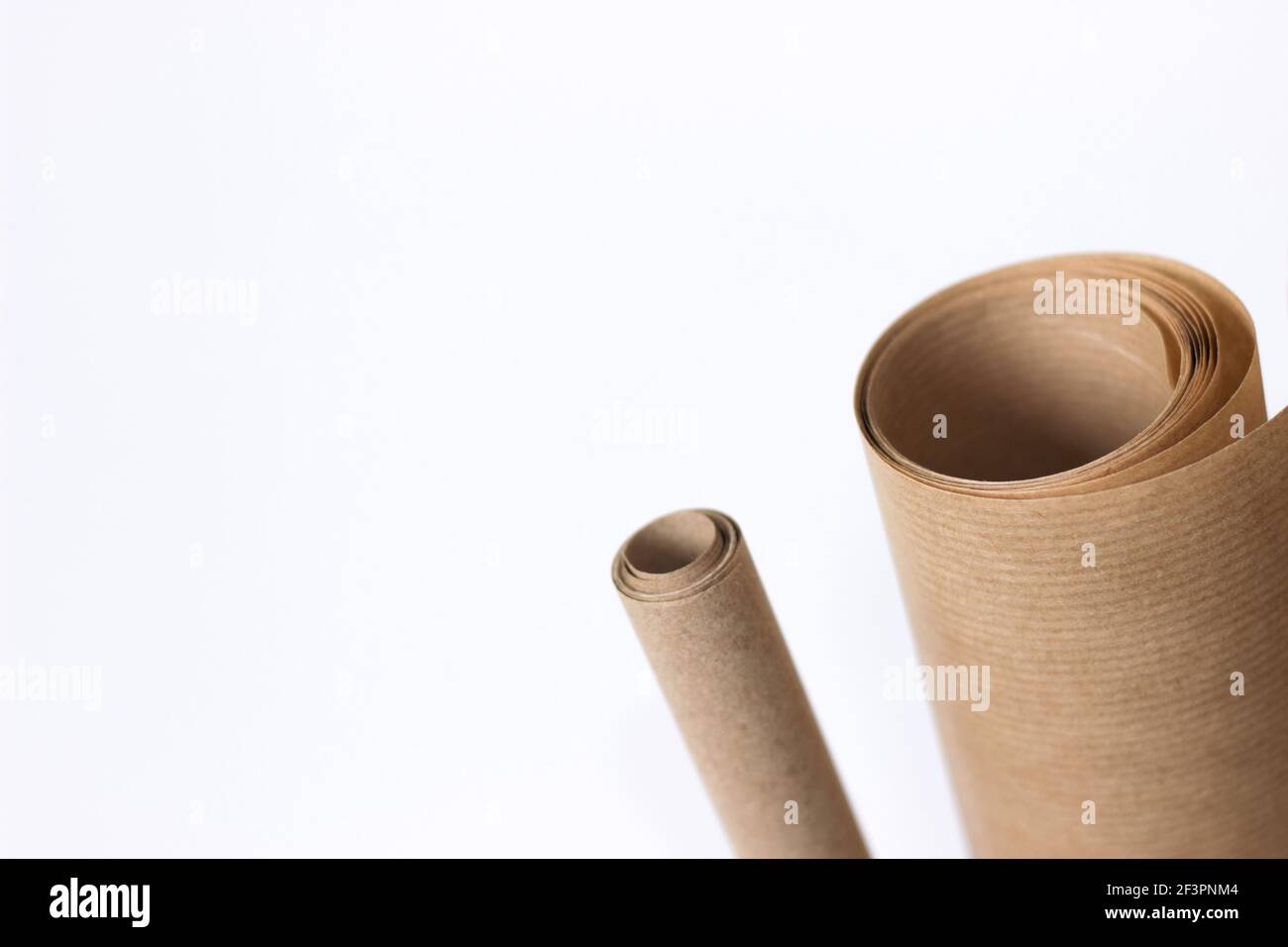 Rotoli di carta Kraft Closeup. Sfondo di progetto minimo con spazio di copia. Foto Stock