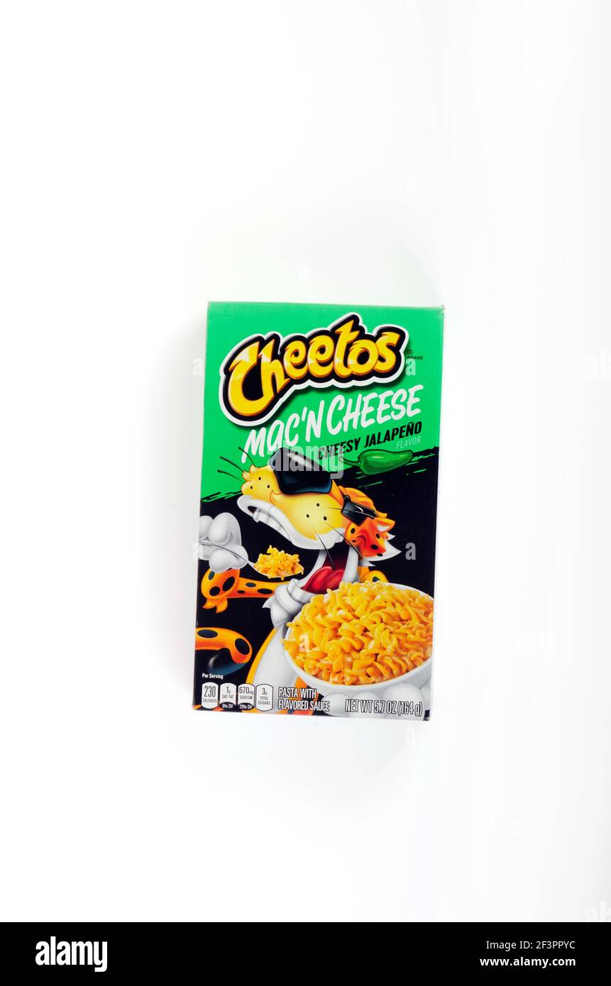 Cheetos Mac & Cheese scatola di pasta dal sapore audace e formaggio Mescolare Foto Stock