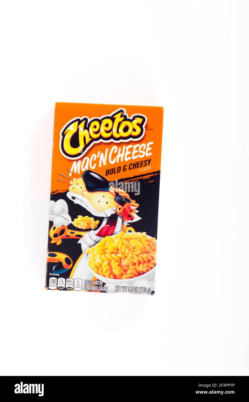 Cheetos Mac & Cheese scatola di pasta dal sapore audace e formaggio Mescolare Foto Stock