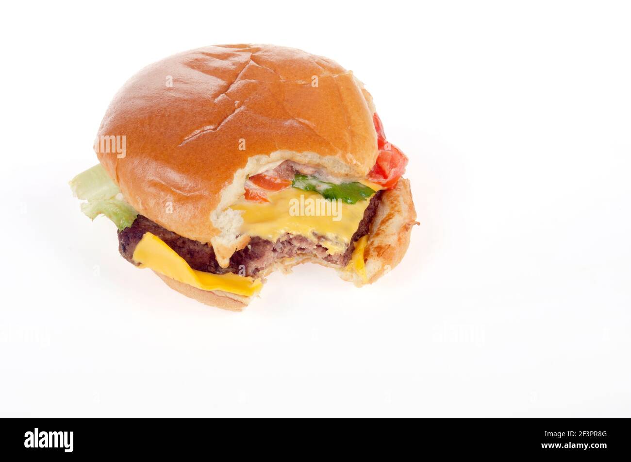 Wendy's Dave's Single Cheeseburger classico con Bite preso su bianco Sfondo Foto Stock