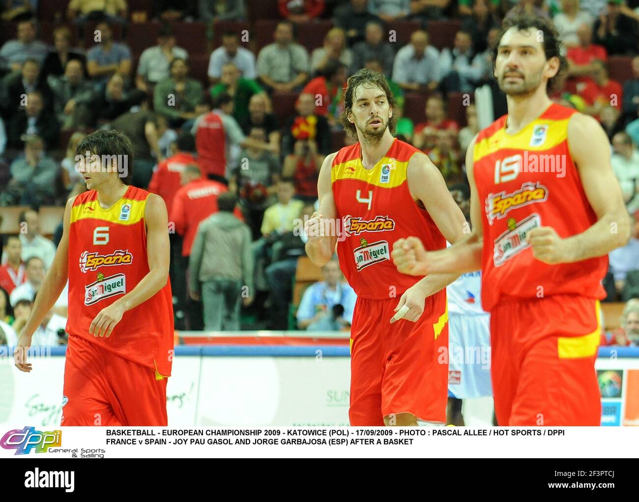 BASKETBALL - EUROPEAN CHAMPIONSHIP 2009 - KATOWICE (POL) - 17/09/2009 - PHOTO : PASCAL ALLEE / HOT SPORTS / DPPIFRANCE V SPAIN - JOY PAU GASOL E JORGE GARBAJOSA (ESP) DOPO UN CESTO Foto Stock