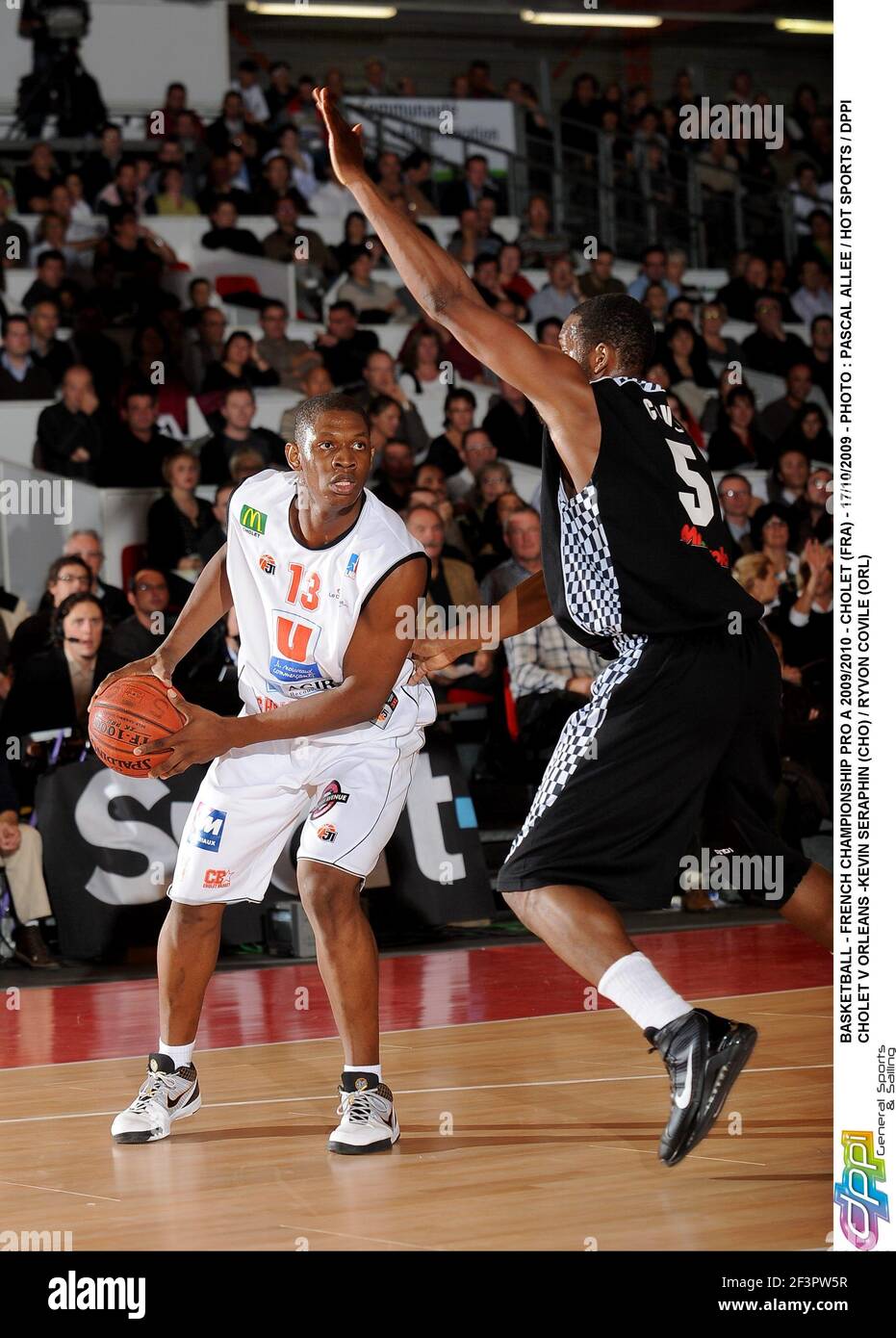 BASKETBALL - FRENCH CHAMPIONSHIP PRO A 2009/2010 - CHOLET (FRA) - 17/10/2009 - PHOTO : PASCAL ALLEE / HOT SPORTS / DPPCHOLET V ORLEANS -KEVIN SERAPHIN (CHO) / RYVON COVILE (ORL) Foto Stock