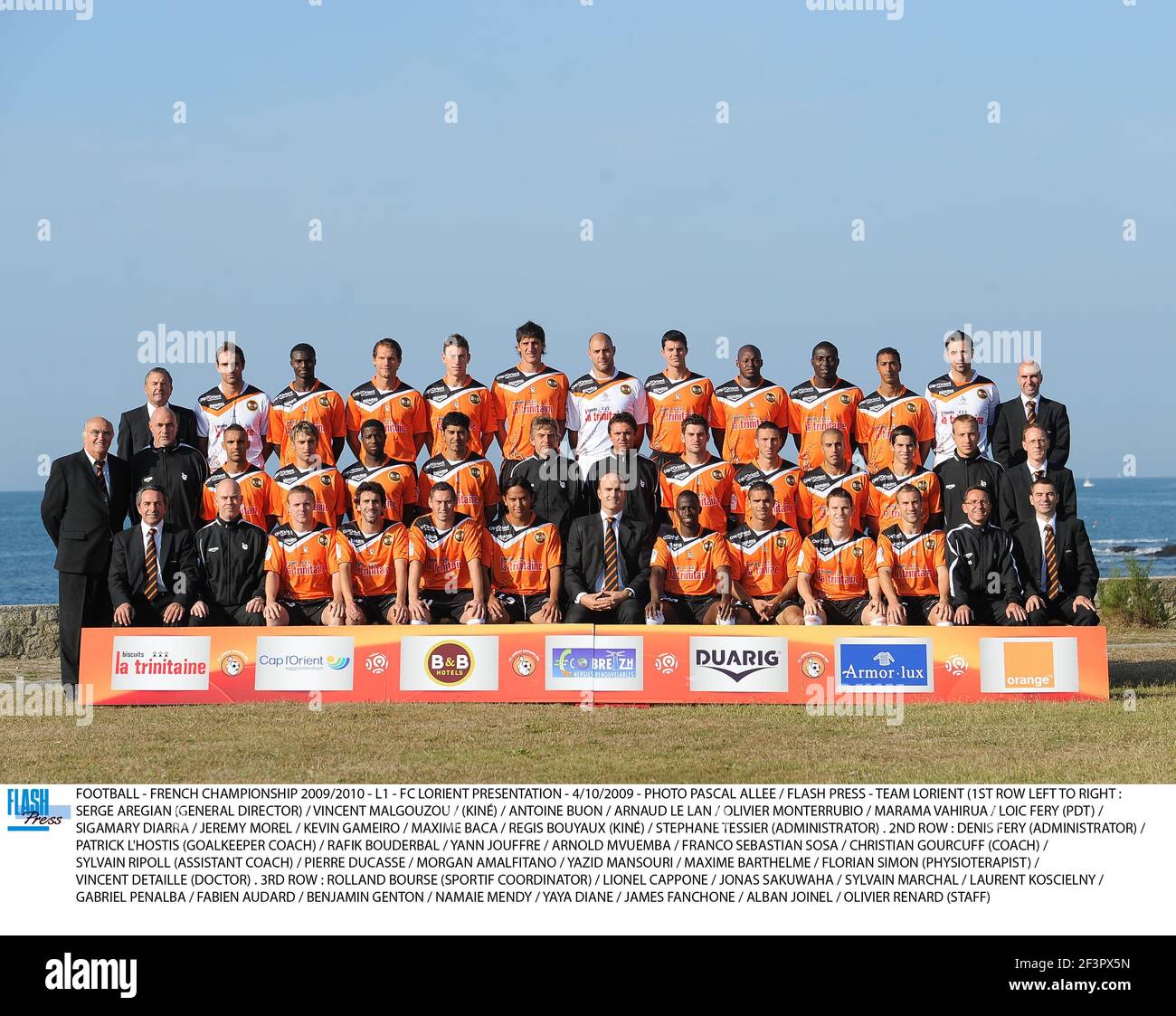 CALCIO - CAMPIONATO FRANCESE 2009/2010 - L1 - FC LORIENT PRESENTAZIONE - 4/10/2009 - FOTO PASCAL ALLEE / FLASH PRESS - TEAM LORIENT (1A FILA DA SINISTRA A DESTRA : SERGE AREGIAN (DIRETTORE GENERALE) / VINCENT MALGOUZOU / (KINÉ) / ANTOINE BUON / ARNAUD LE LAN / OLIVIER MONTERRUBIO / MARAMA VAHIRUA / LOIC FERY (PDT) / SIGAMARY DIARRA / JEREMY MOREL / KEVIN GAMEIRO / MAXIME BACA / REGIS (AMMINISTRATORE) (KINÉ) (STEYANE) / REGIS) (AUX. SECONDA FILA : DENIS FERY (AMMINISTRATORE) / PATRICK L'OSTIS (PORTIERE ALLENATORE) / RAFIK BOUDERBAL / YANN JOUFFRE / ARNOLD MVUEMBA / FRANCO SEBASTIAN SOSA / CHRISTIAN GOURCUF Foto Stock