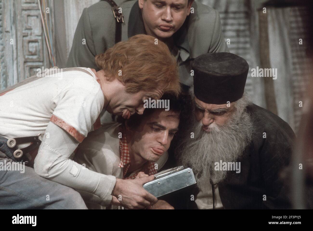 L'RSC ha lanciato in azione durante la produzione della RETE TELEVISIVA ATV dell'adattamento musicale per la televisione di Trevor Nunn, COMMEDIA DI ERRORI di William Shakespeare al Royal Shakespeare Theatre, Stratford Upon Avon. Cast incluso : Judi Dench, Francesca Annis, Michael Williams,- Mike Gwilym , Roger Reed, Nickolas Grace, Griffith Jones, Barbara Shelley, Robin Ellis. L'esibizione è stata trasmessa a livello nazionale il 18 aprile 1978 dal teatro. Foto Stock