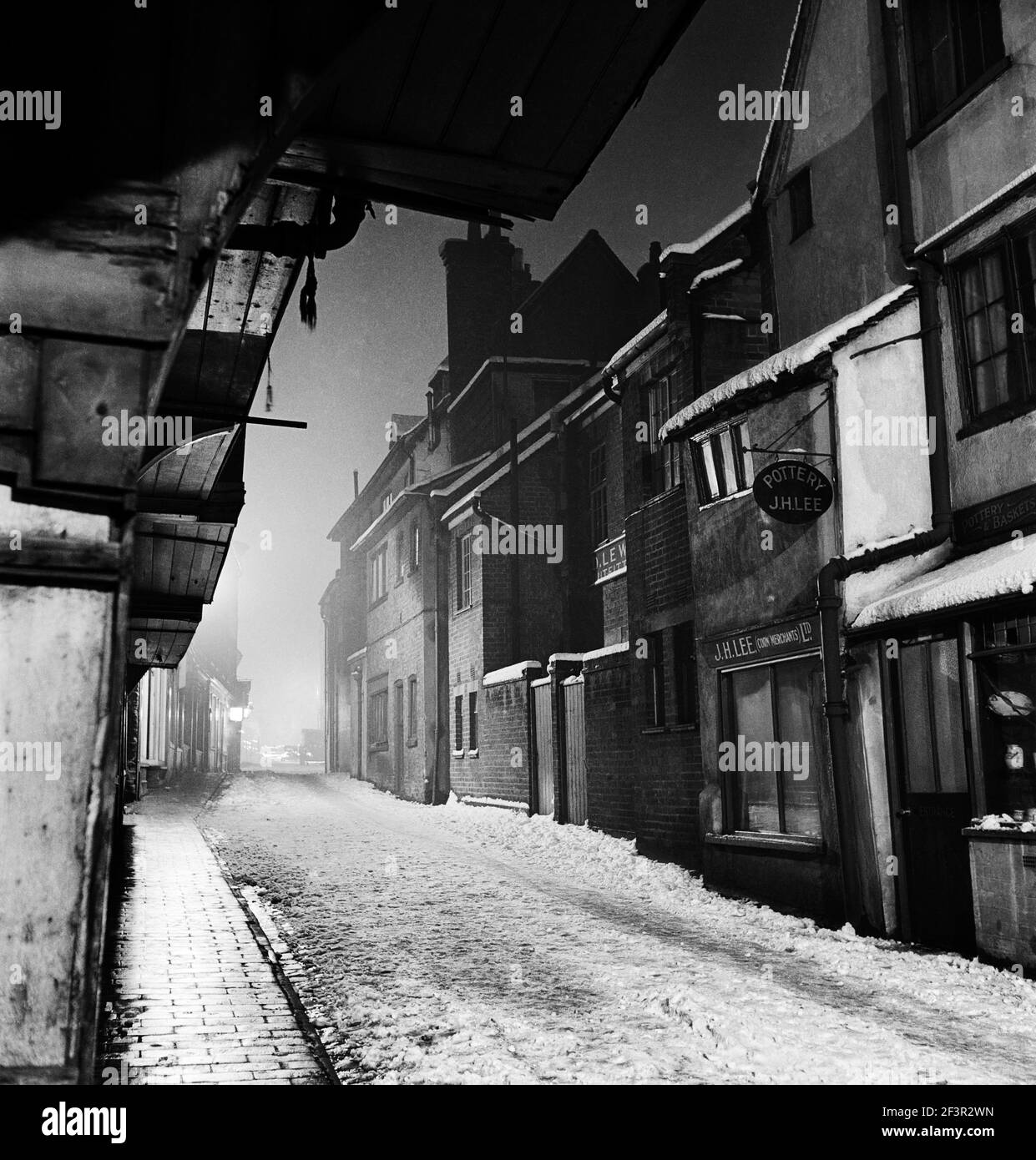 FILE FRANCESE, St Albans, Hertfordshire. Una serata innevata in French Row, che mostra i moli del primo piano degli edifici a sinistra e i piccoli negozi a destra Foto Stock