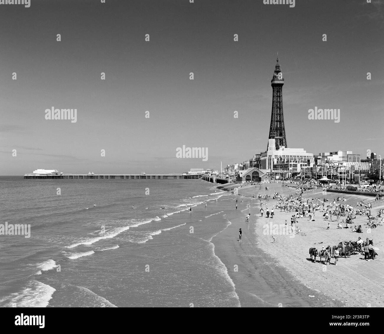 BLACKPOOL, Lancashire. Vista sulla spiaggia dal molo centrale verso la torre. Foto Stock