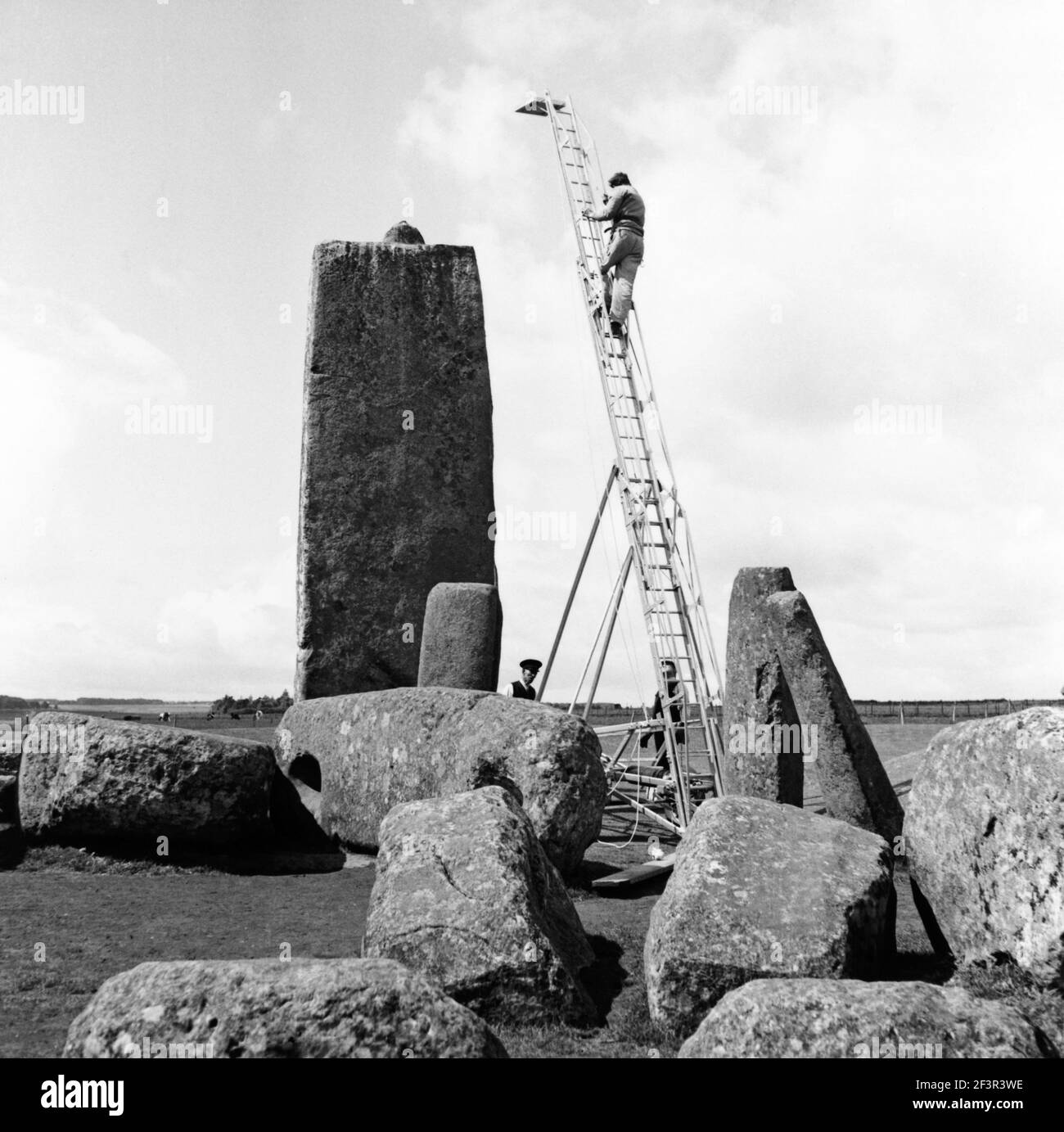 STONEHENGE, Wiltshire. Una torre make-shift per effettuare riprese verticali elevate dello scavo di forellini in pietra 57 e 58. Proprio di fronte alla torre è fal Foto Stock