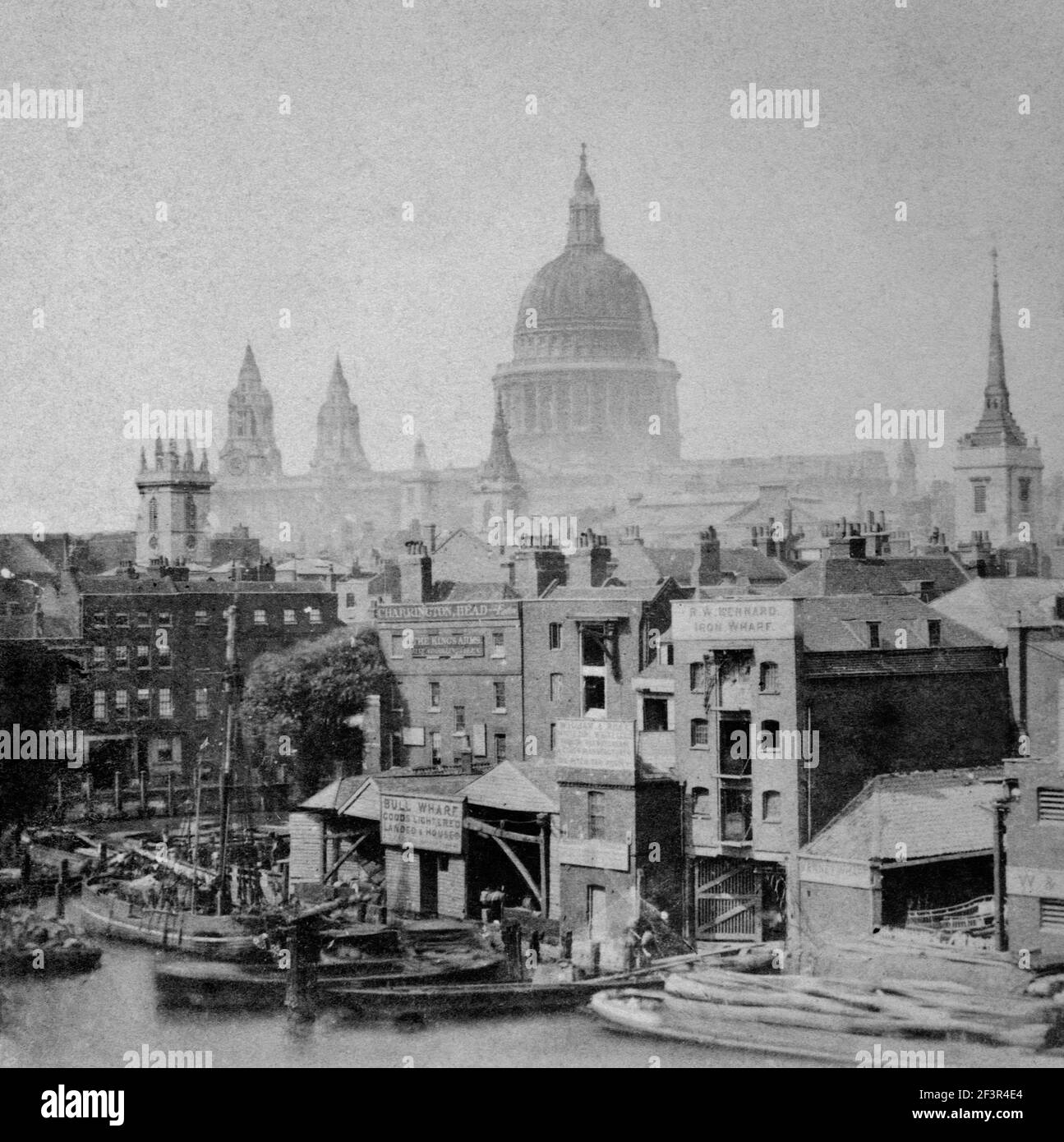 CATTEDRALE DI SAN PAOLO, città di Londra. St Pauls, visto da Bull Wharf sul fronte del fiume, sembra dominare la città vittoriana. Fotografia precedente al 1876 Foto Stock