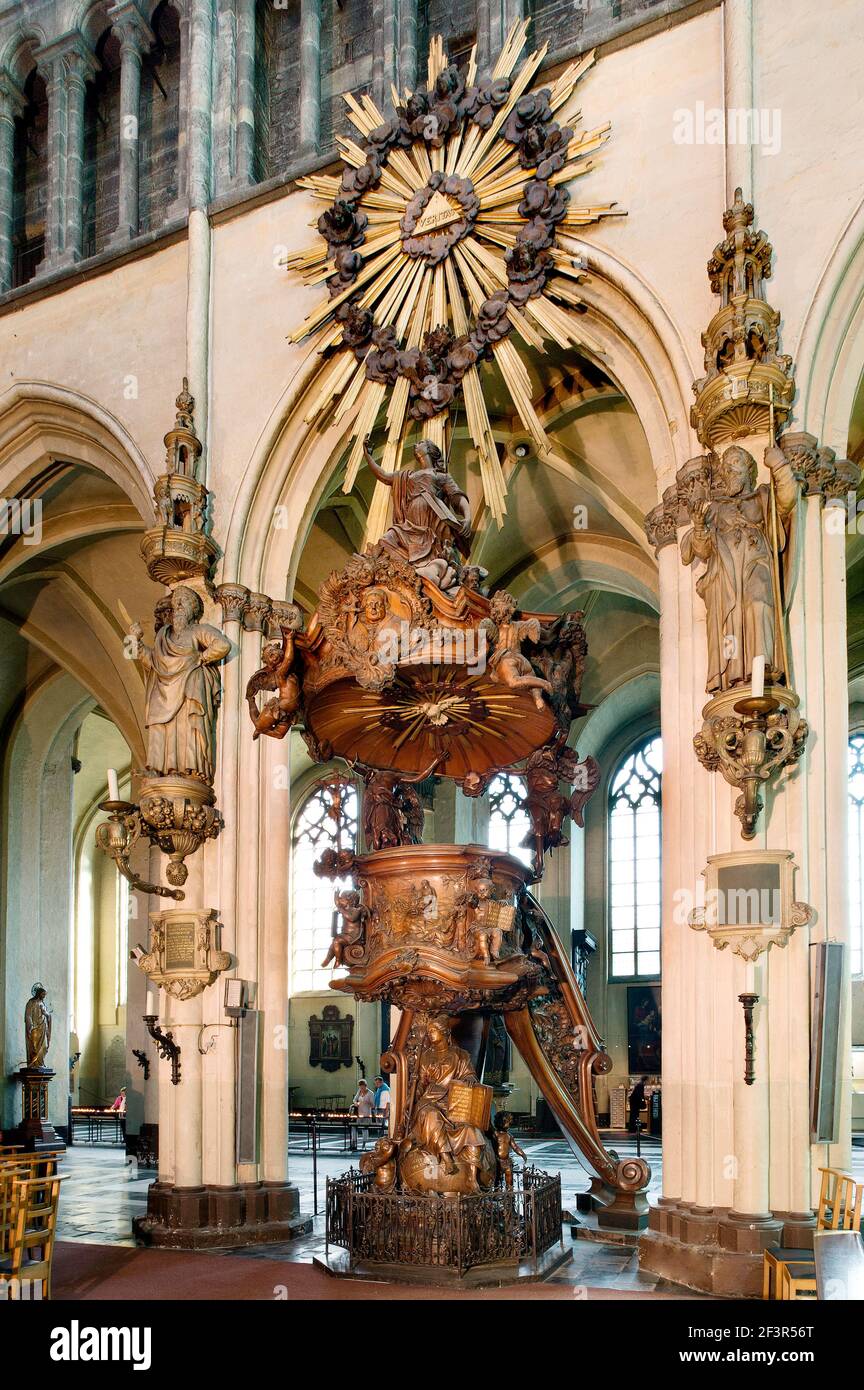 Liebfrauenkirche Br¸gge, Innenraum. Barocke Kanzel. Liebfrauenkirche (Onze-lieve-Vrouwekerk) ist der Name einer gotischen Kirche in der belgischen sta Foto Stock