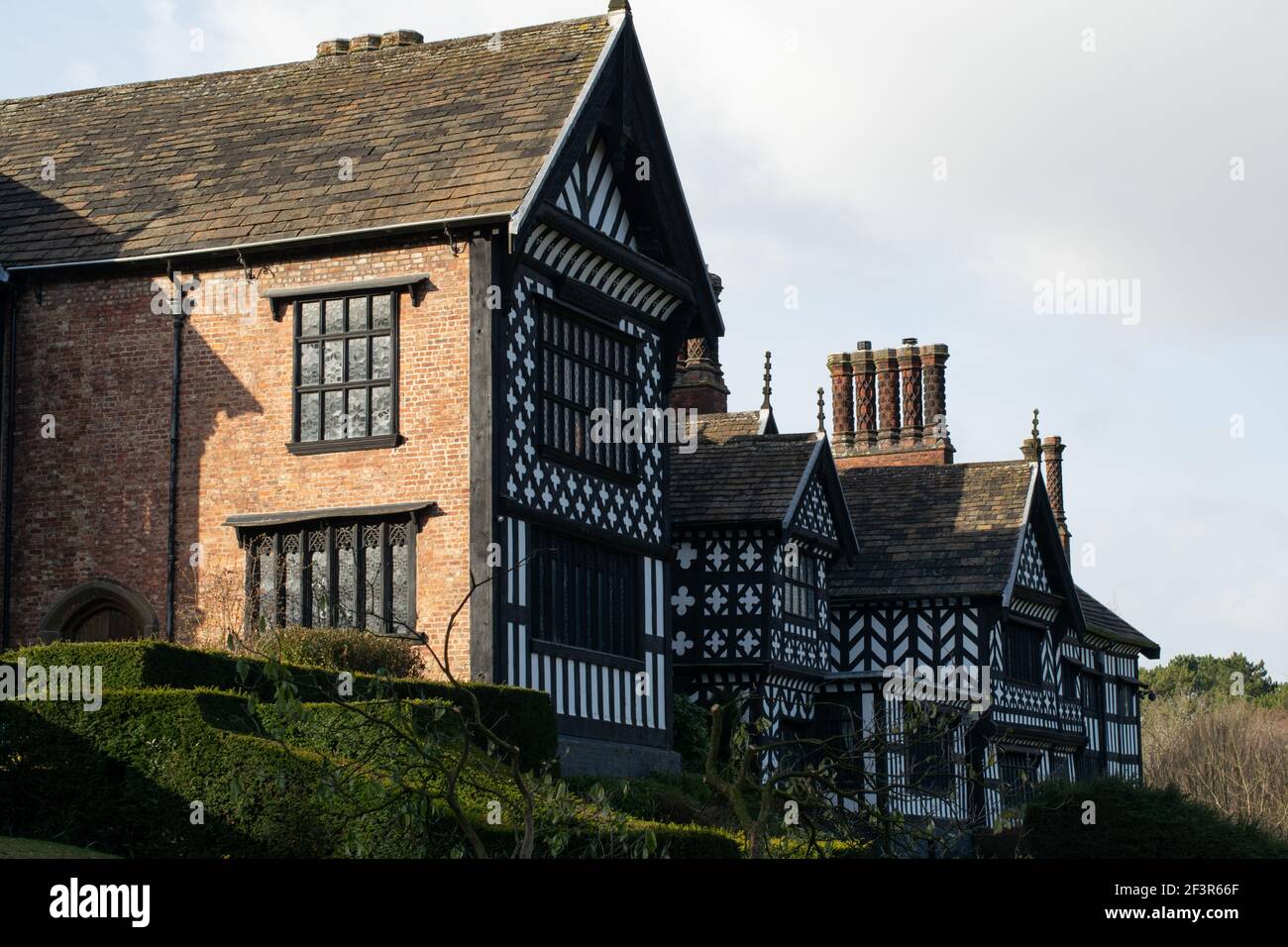 Bramall Hall, Stockport, Greater Manchester, chiuso durante il blocco nazionale in Inghilterra. Case britanniche. Foto Stock