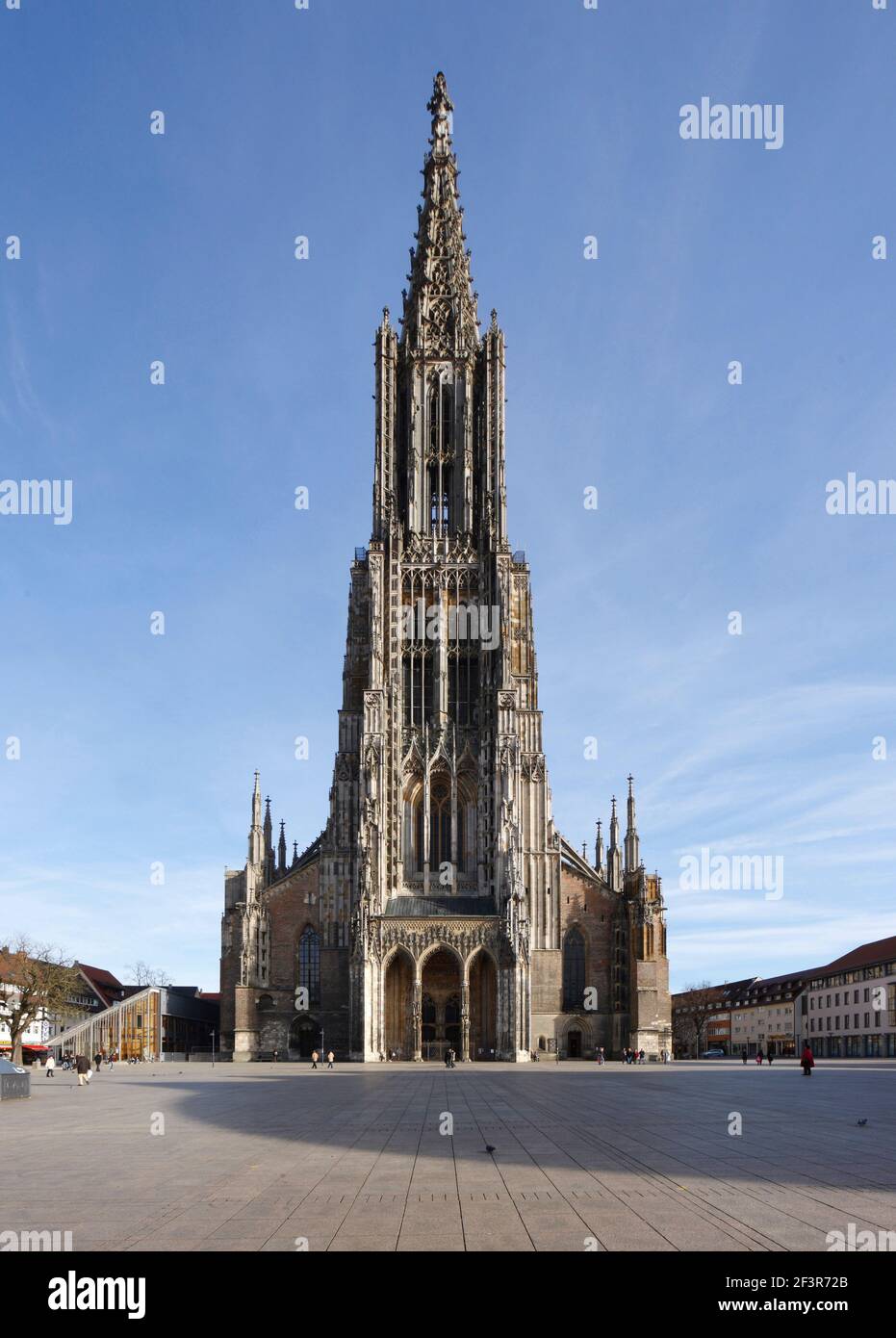 Piazza lastricata di fronte alla cattedrale di Ulm, la chiesa più alta del mondo, è una chiesa luterana situata a Ulm, in Germania Foto Stock