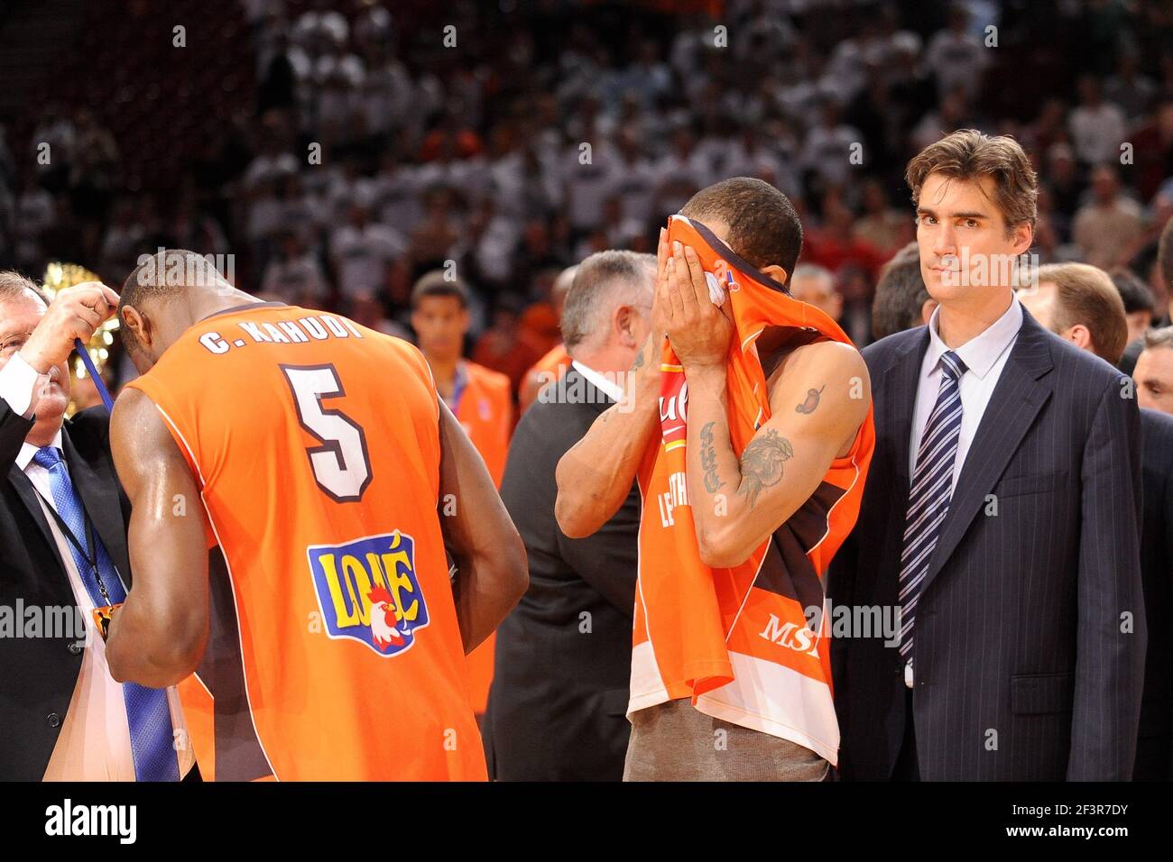 BASKETBALL - CAMPIONATO FRANCESE PLAY OFF FINAL PRO A 2010 - CHOLET V LE MANS - PARIS/BERCY (FRA) - 13/06/2010 - PHOTO : PASCAL ALLEE / HOT SPORTS / DPPI - DESAPPOINTMENT CHARLES KAHUDI, DEWARIC SPENCER E JOHN DAVID JACKSON (MSB) ALLA FINE DELLA PARTITA Foto Stock