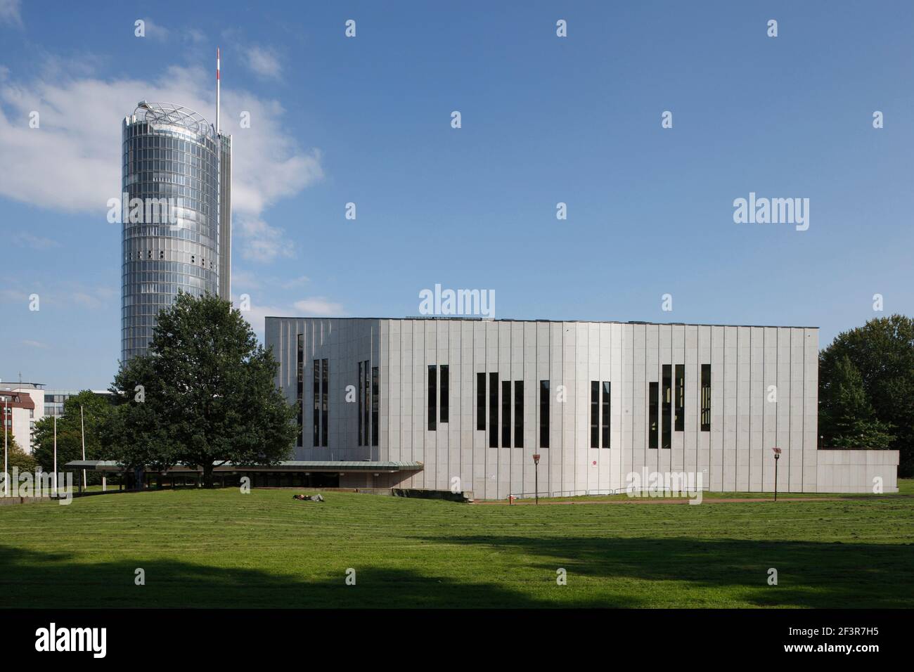 Design moderno della Torre RWE, il primo edificio ecologico al mondo accanto al Teatro Aalto (Opera House) progettato da Alvar Aalto nel 1959, althoug Foto Stock