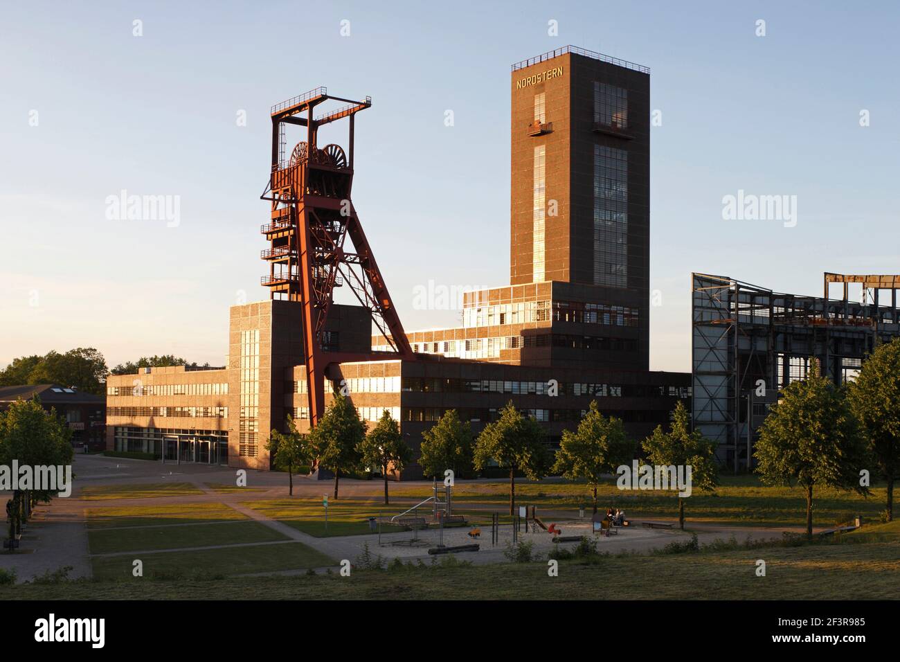 Nordsternpark, Fˆrdert¸rme und Fassade des Kesselhauses, Gelsenkirchen, ehemaligie Zeche Nordstern Foto Stock