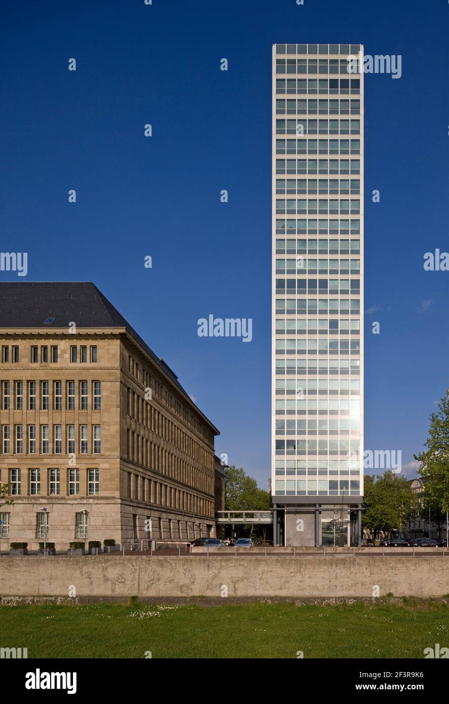 Links das Geb‰ude von Peter Behrens, Hochhaus von Paul Schneider von Esleben, D¸sseldorf, ehemalige Mannesmann-Verwaltung Foto Stock