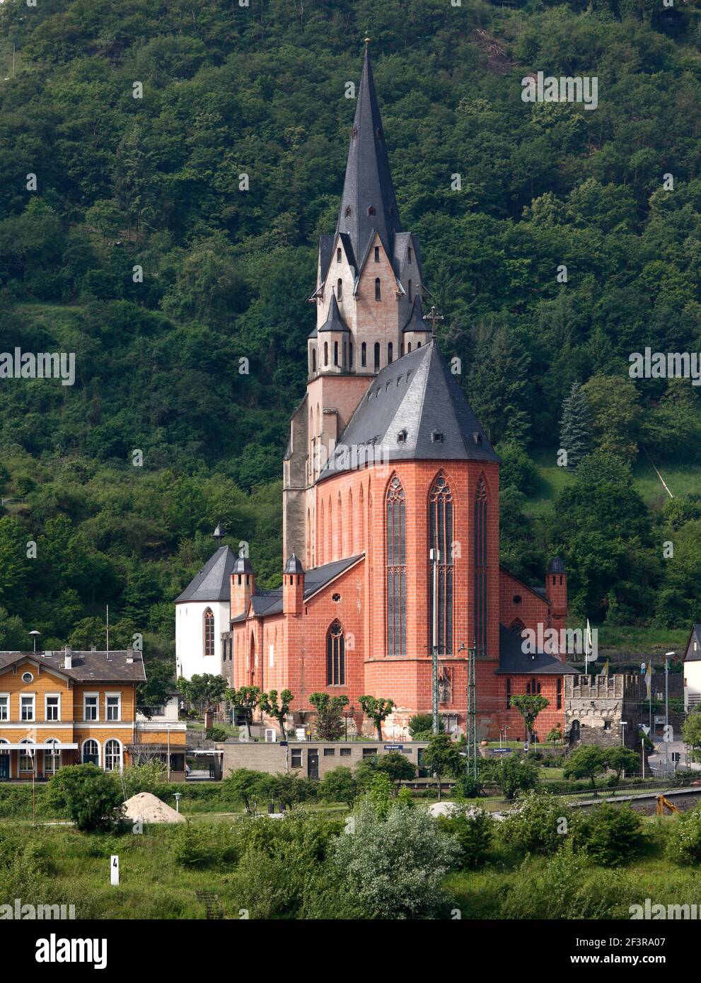Blick ¸der den Rhein, Oberwesel, Liebfrauenkirche von Osten Foto Stock