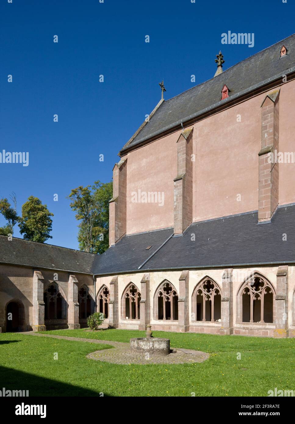 Kreuzgang, Blick nach Nordwesten auf die Kirche, Kylburg, Stiftskirche Foto Stock