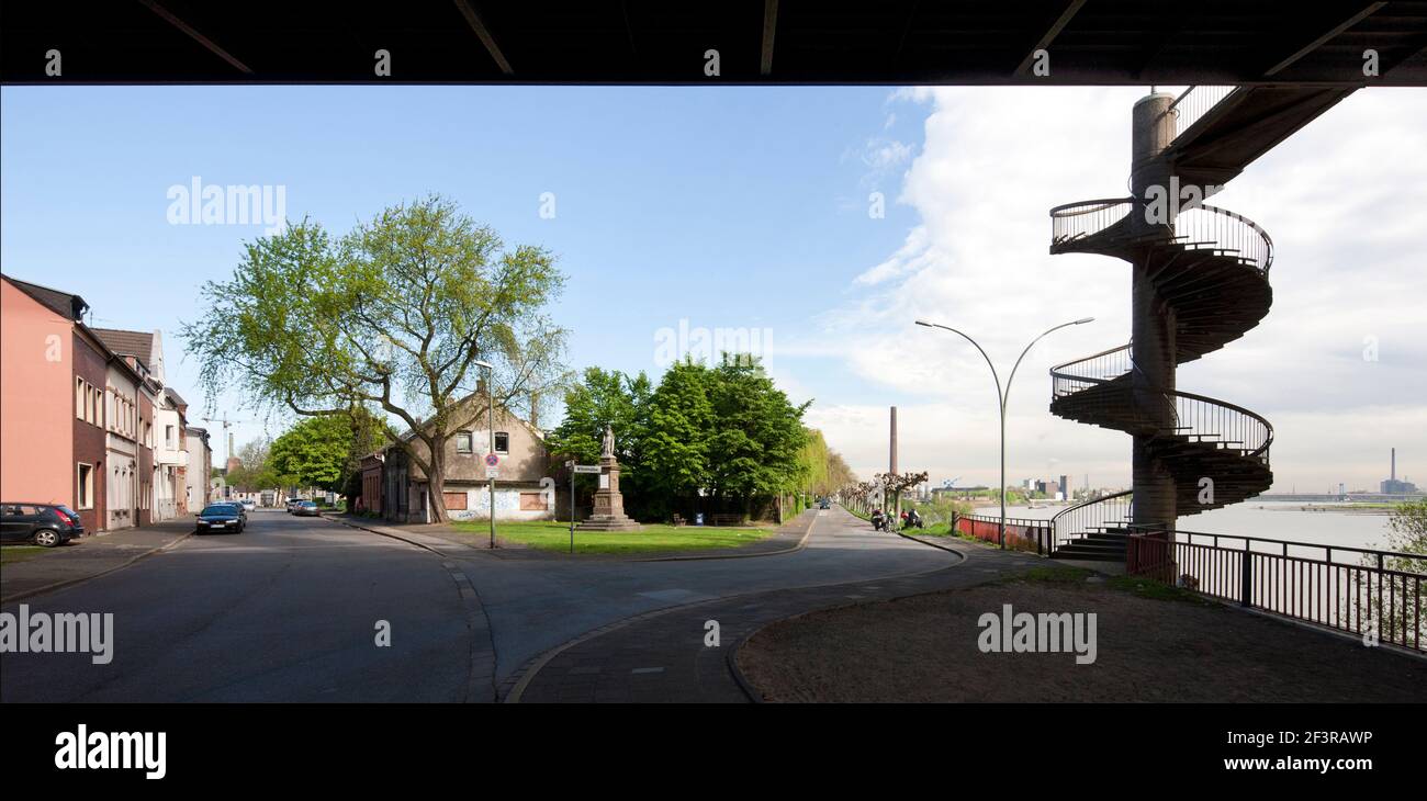 Blick unter der A40 zur Wilhelmallee, Duisburg-Homberg Foto Stock