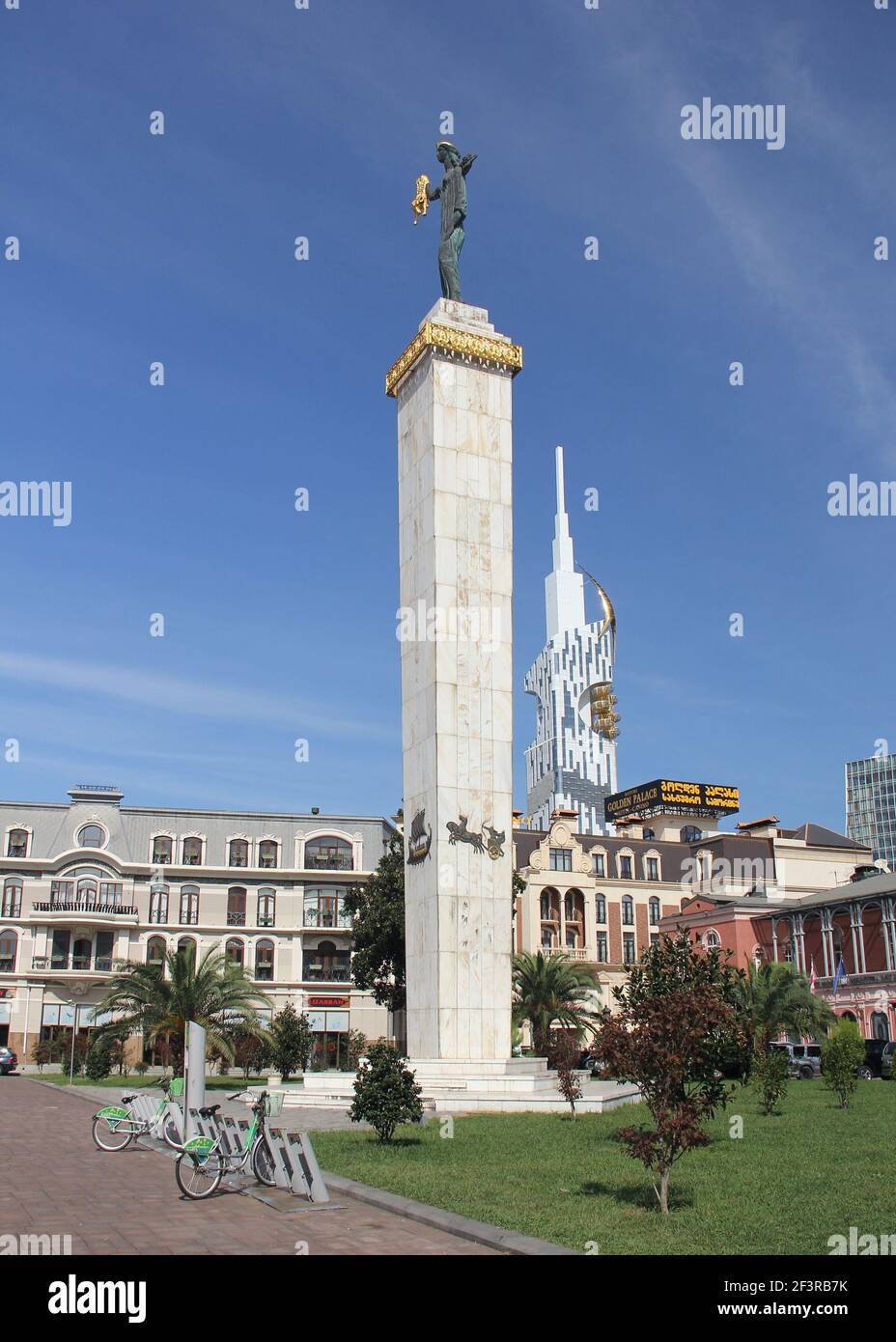 Statua di Medea, leggendaria principessa Colchidiana, che tiene il vello d'oro, in Piazza d'Europa, Batumi, Georgia Foto Stock