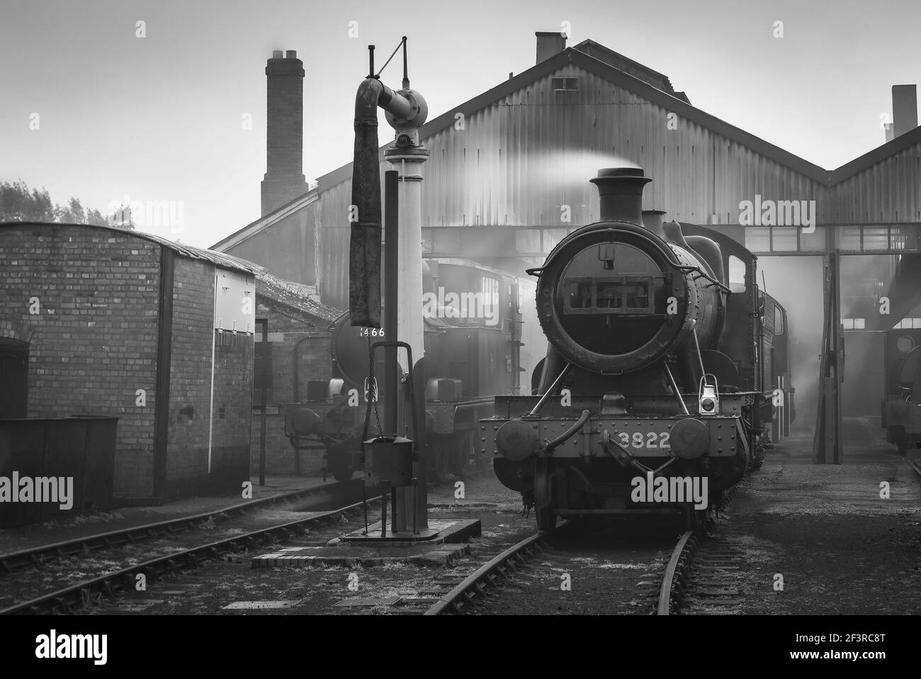 Steam Engine 3822, una locomotiva della classe 2884, fuori dal capannone del motore al Didcot Railway Center, Oxfordshire, Inghilterra, Regno Unito Foto Stock