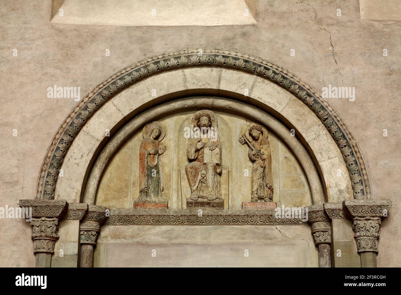Tympanon, Christus zwischen und Petrus nach Mitte des 12. Jahrhunderts , Treviri, Hohe Domkirche San Pietro Foto Stock