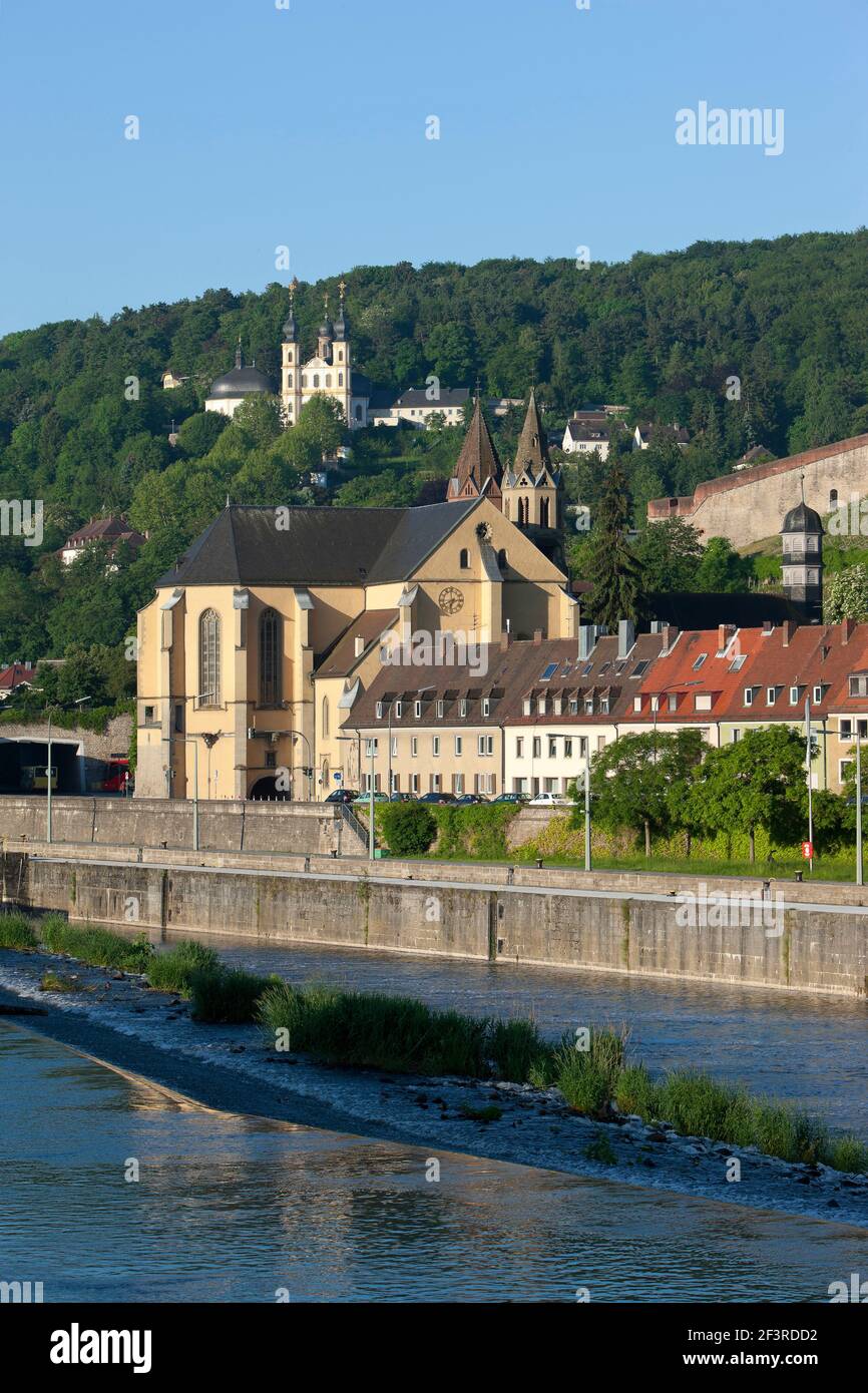 Ansicht von Nordosten ¸ber den Main, im Hintergrund das K‰ppele, W¸rzburg, Kapuzinerkloster St. Burkard, auch Burkarder Kirche Foto Stock