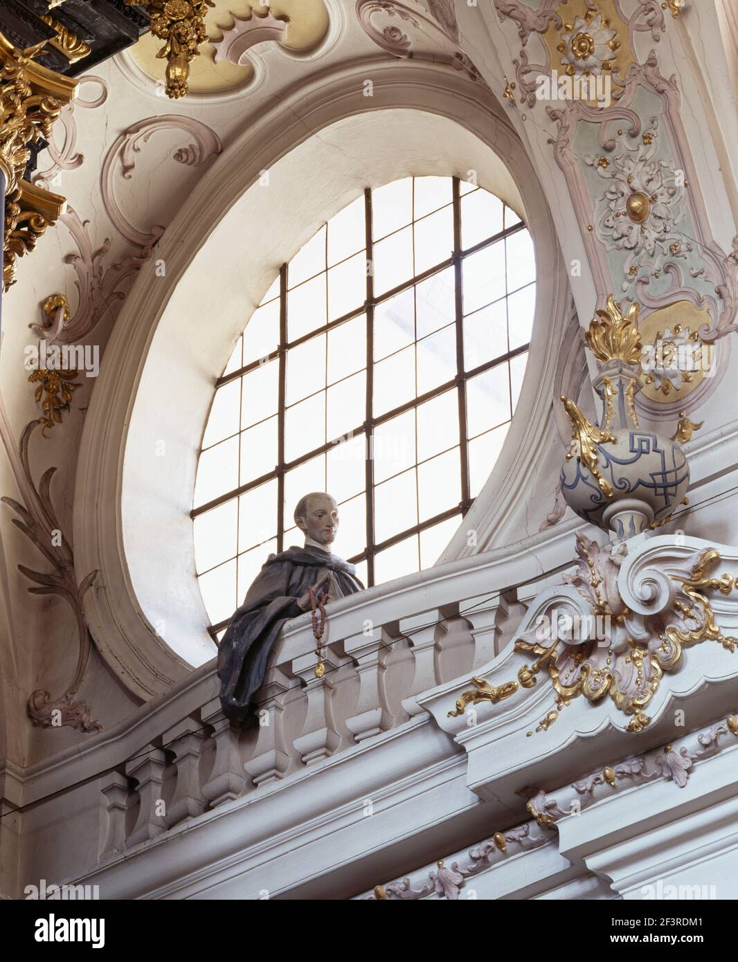 Stuckplastik des F¸rstables Johannes Baptist Kraus als Cellerar, 'der letzte Mˆnch von St. Emmeram', Regensburg, p‰pstliche Basilika St. Emmeram Foto Stock