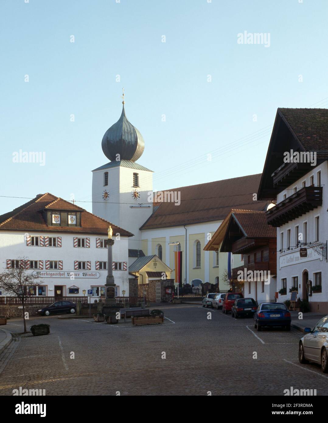 Blick vom Marktplatz, Lam im Bayerischen Wald, Katholische Pfarrkirche St. Ulrich Foto Stock