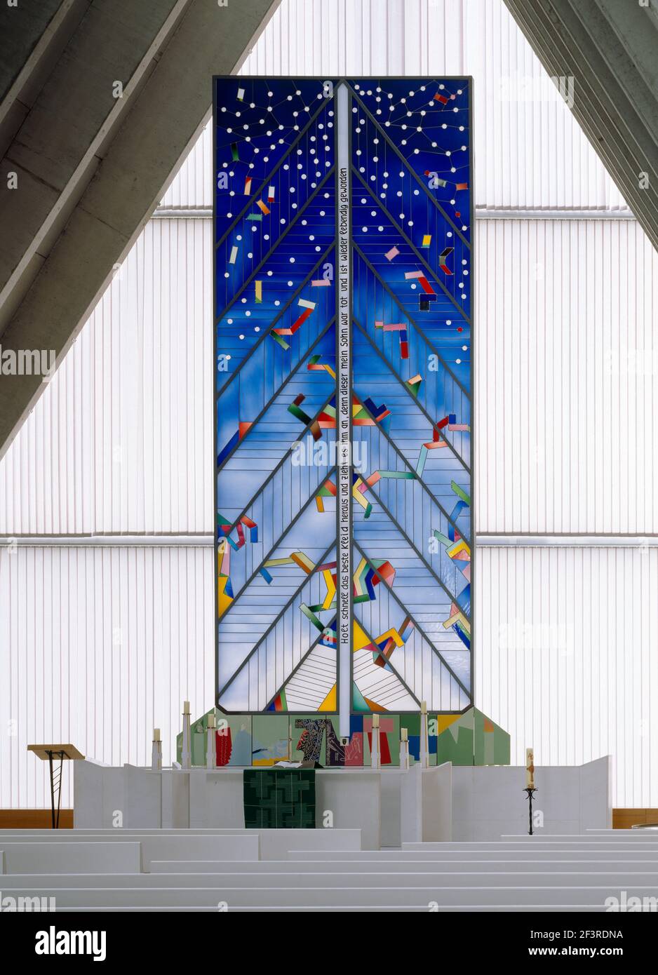 Blick in den zeltartigen Innenraum gegen den altar mit Glasbild, Schweinfurt, St. Lukas Foto Stock