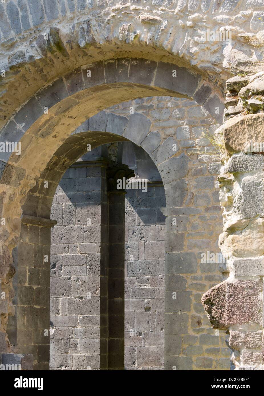 Vista attraverso l'arco in rovine dell'abbazia di Arnsburg, Lich, Assia, Germania, Architetti: Architetti: Lich, Kloster Arnsburg, Klosterkirche Foto Stock