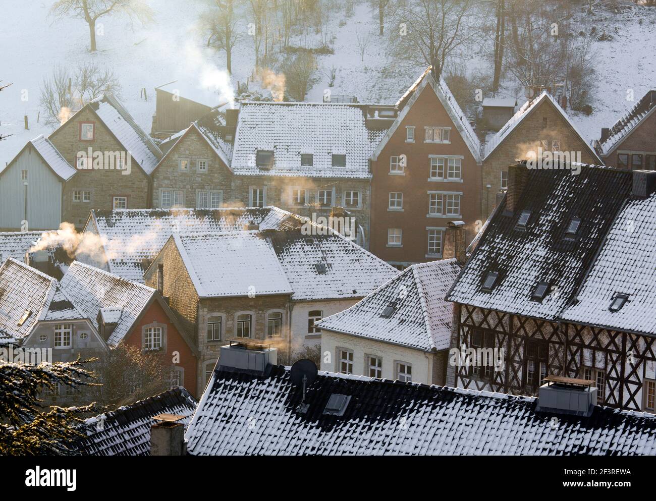 Paesaggio coperto di neve con camini fumatore, Aquisgrana, Nord Reno-Westfalia, Germania Foto Stock