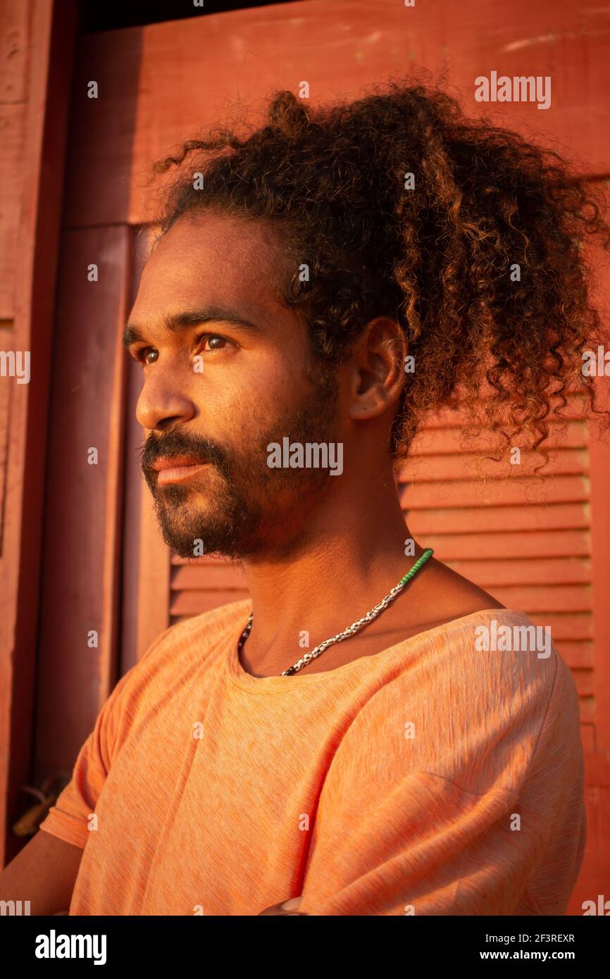 Triste uomo nero. Lunghi capelli ricci su un giovane di etnia brasiliana. Concetto di tristezza pandemica e ansia. Uomo bearded Foto Stock