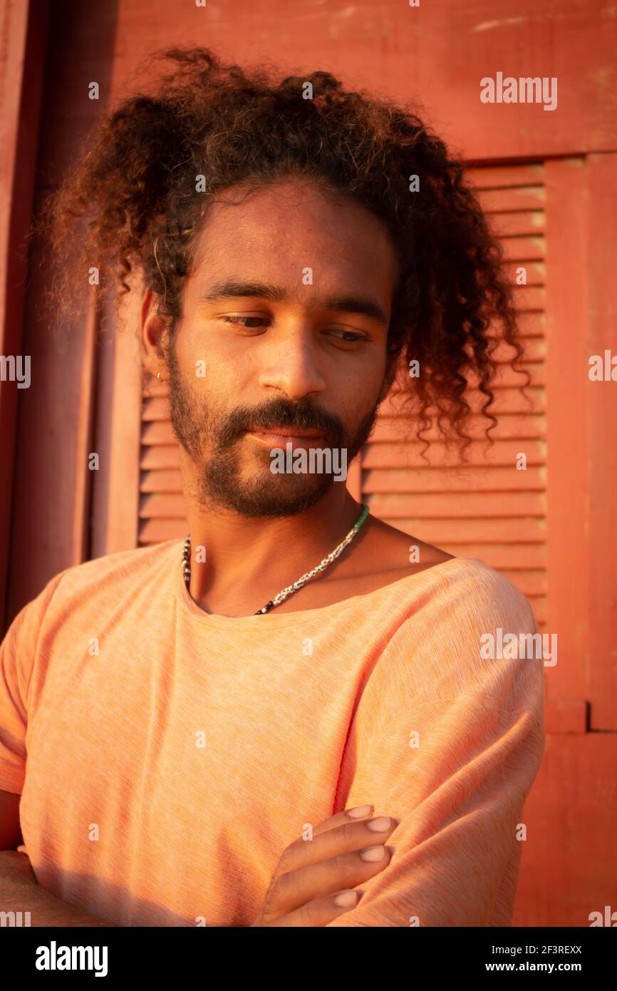 Triste uomo nero. Lunghi capelli ricci su un giovane di etnia brasiliana. Concetto di tristezza pandemica e ansia. Uomo bearded Foto Stock