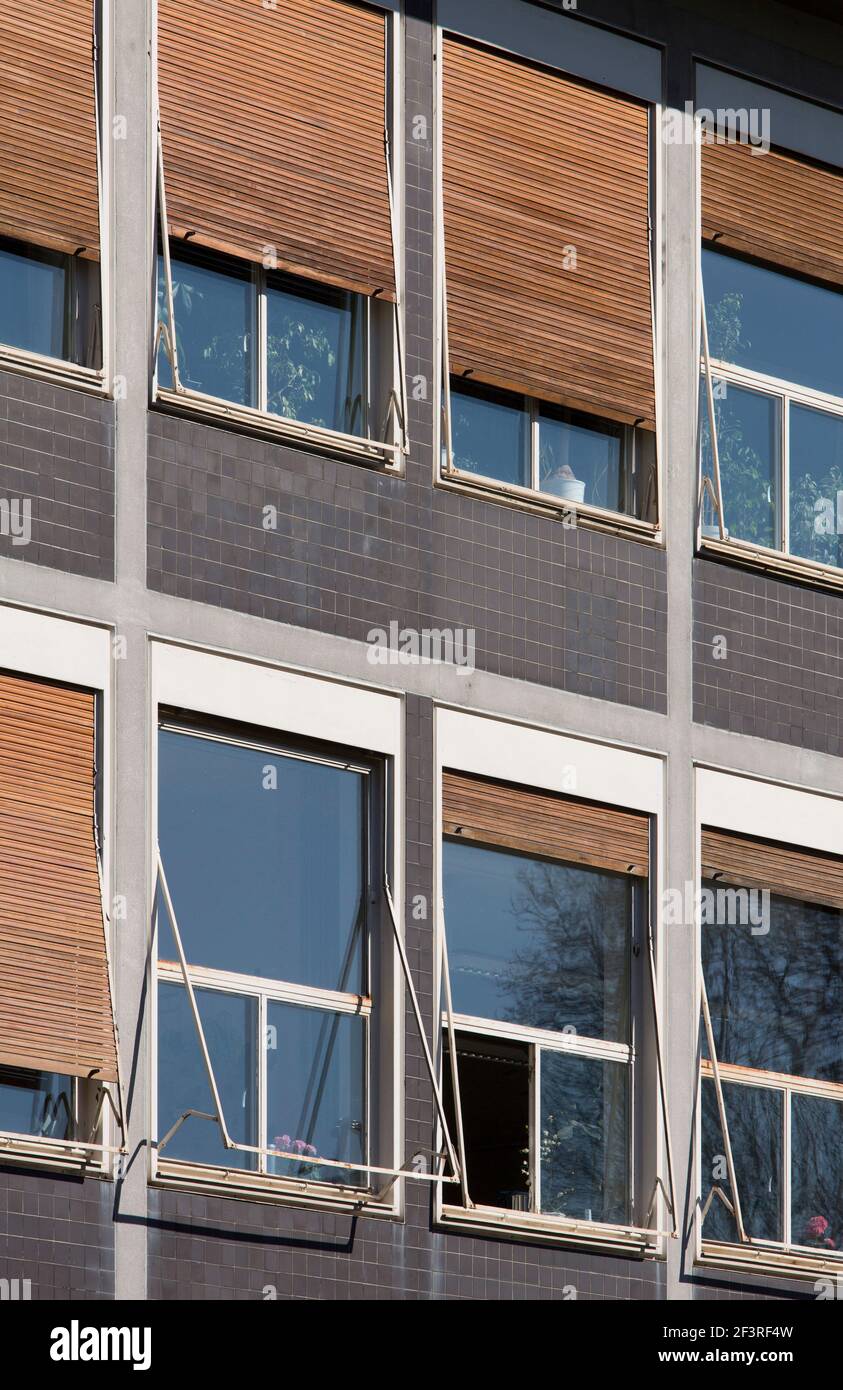 Finestre con persiane in legno sulla facciata dell'edificio per uffici di Vereinigten Seidenwebereien di Egon Eiermann 1951-56, Krefeld, Nord Reno-Westfalia, Germ Foto Stock