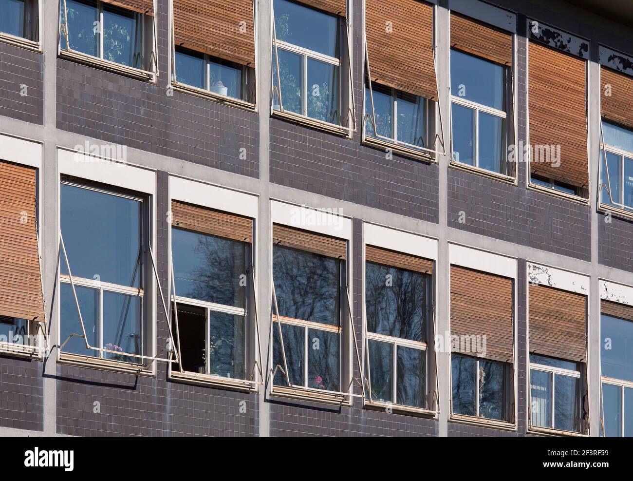 Finestre con persiane in legno sulla facciata dell'edificio per uffici di Vereinigten Seidenwebereien di Egon Eiermann 1951-56, Krefeld, Nord Reno-Westfalia, Germ Foto Stock