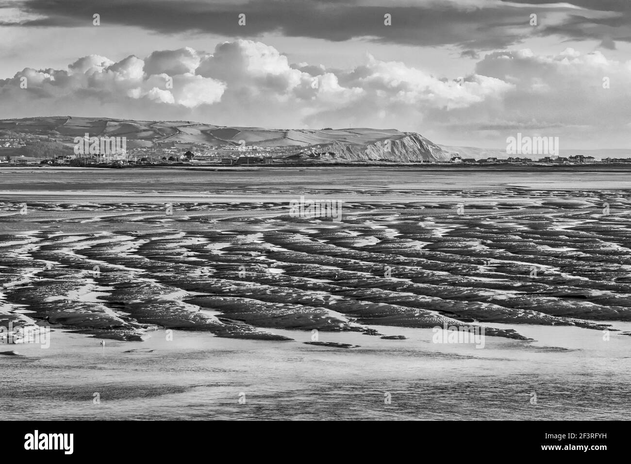 Le creste di sabbia sono esposte dalla bassa marea ad Aberdovey Nel Galles occidentale Foto Stock